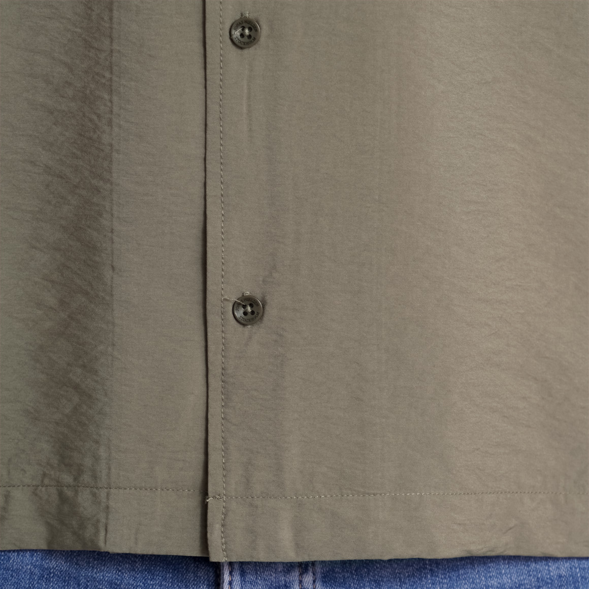Jonas Nielsen Herren Hemd mit Backprint oliv