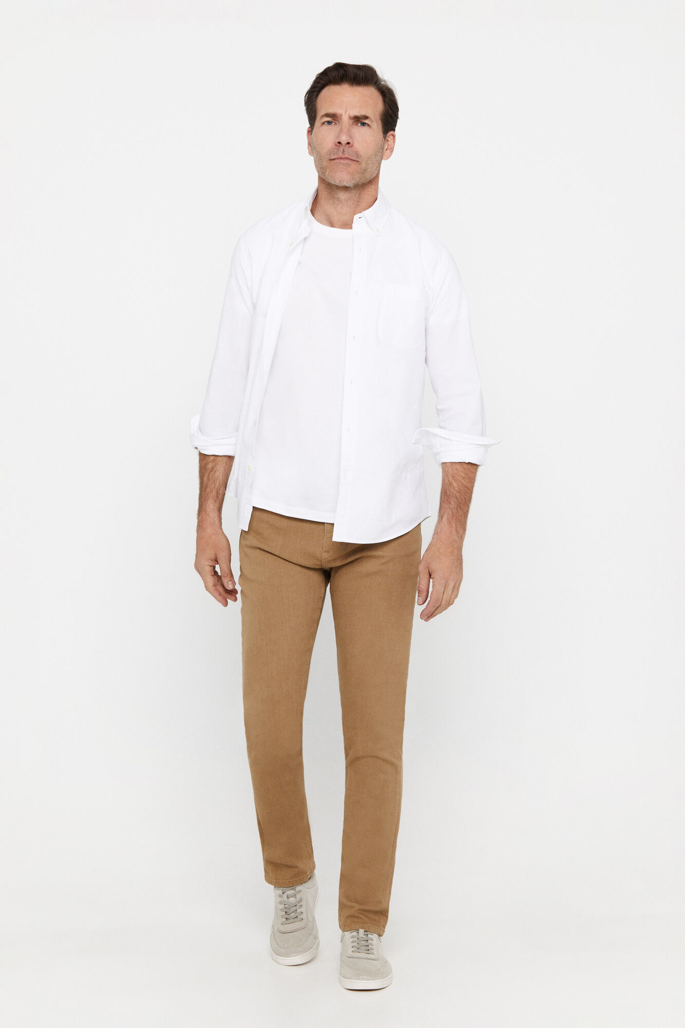 Calças Dynamic Slim Fit na cor bege.