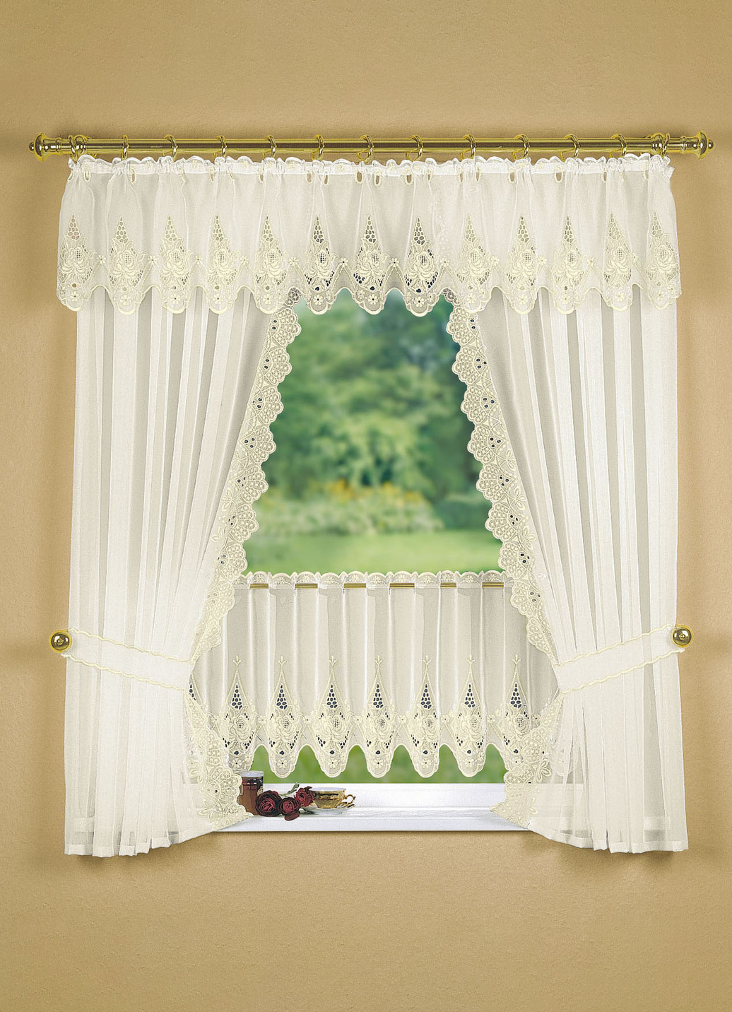 Fensterdekoration mit aufwendiger Plauener Stickerei