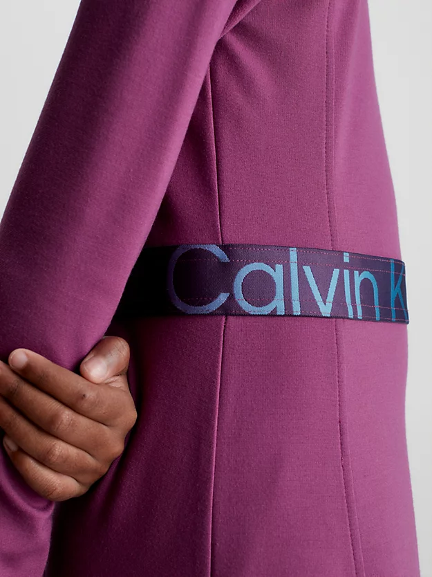 Vestido evasê com logo de costura milanesa