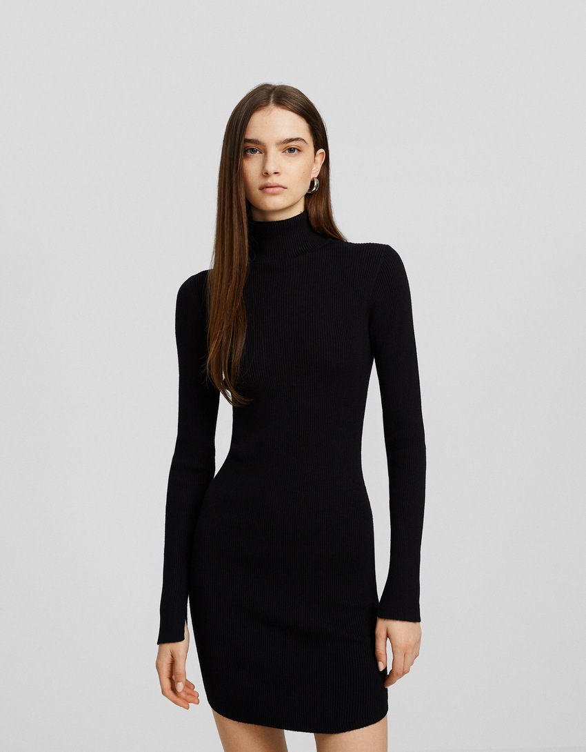 Vestido curto de malha com gola alta e mangas compridas.