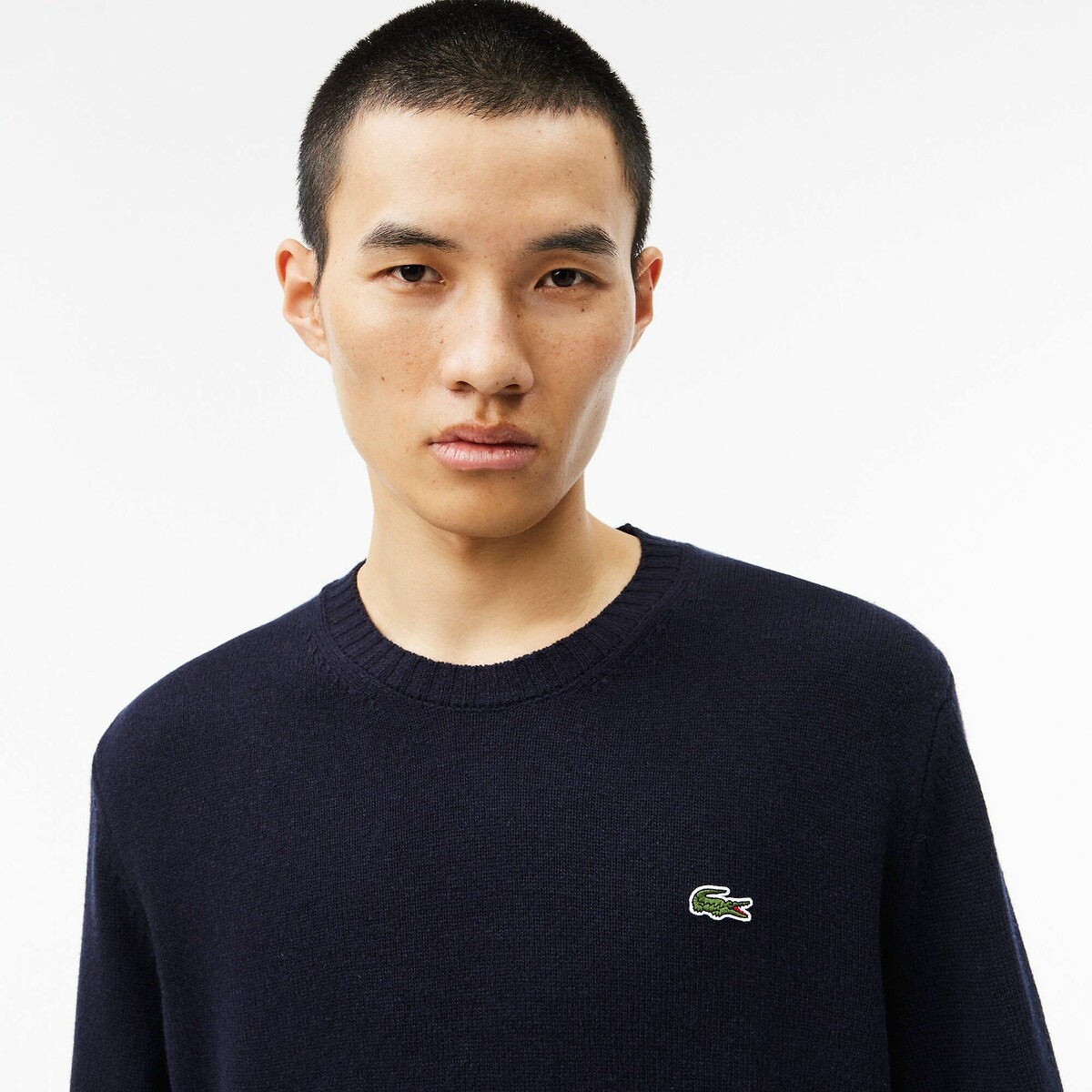 LACOSTE<br>Suéter liso de gola redonda em malha de lã cardada