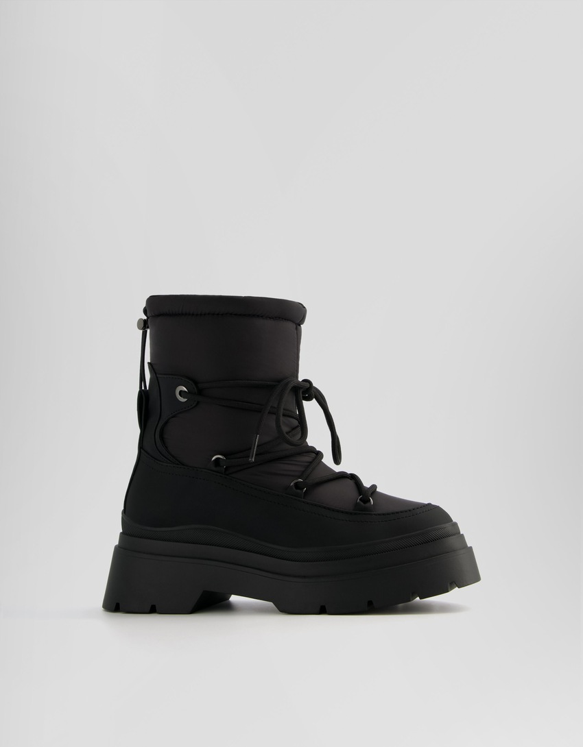 Botas de cano curto acolchoadas com detalhe de cadarço