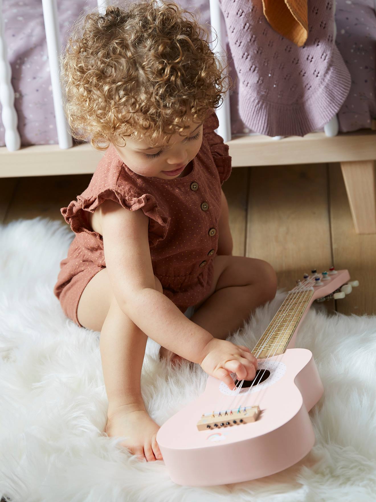 Guitarra de madeira lisa rosa médio com certificação FSC® e motivos.