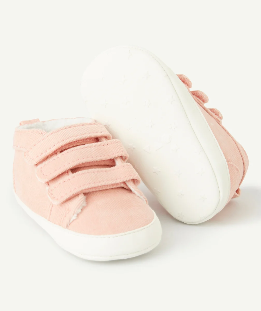 CHAUSSONS STYLE BASKETS À SCRATCHS BÉBÉ FILLE EN VELOURS ROSE