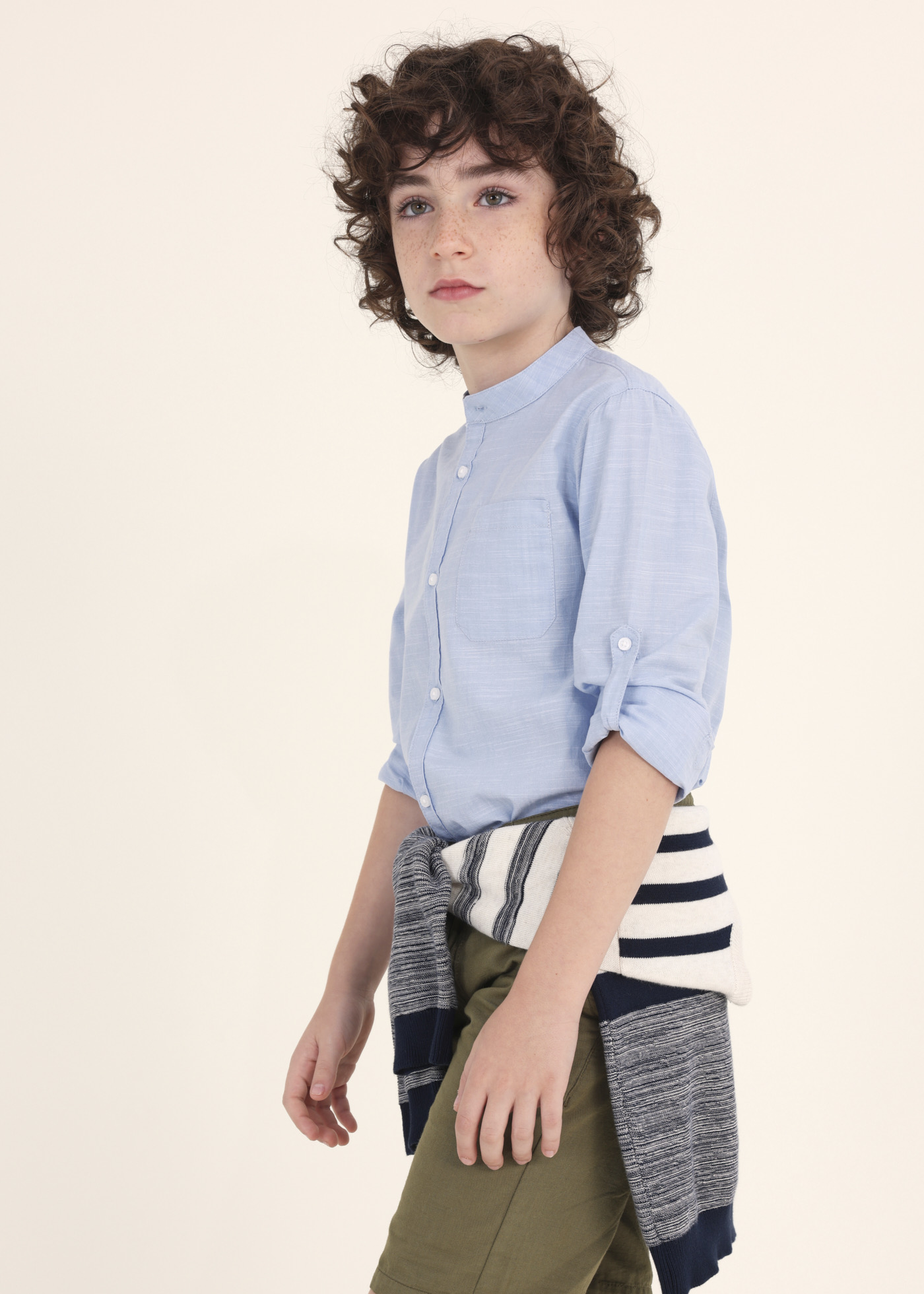 Camisa de algodão sustentável com gola mandarim para meninos