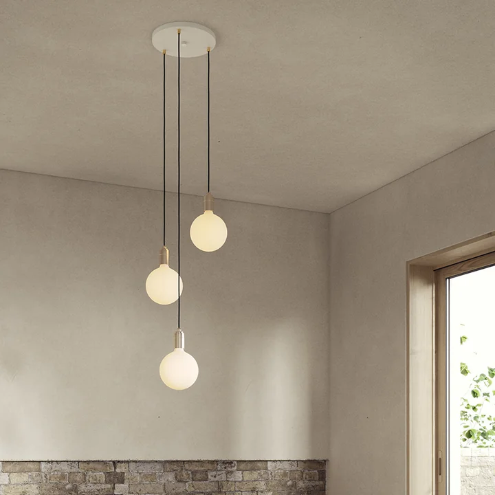 Tala - Eiche Triple Pendelleuchte Set, inklusive 3 x Voronoi II LED-Leuchtmittel E27, weiss / Messing