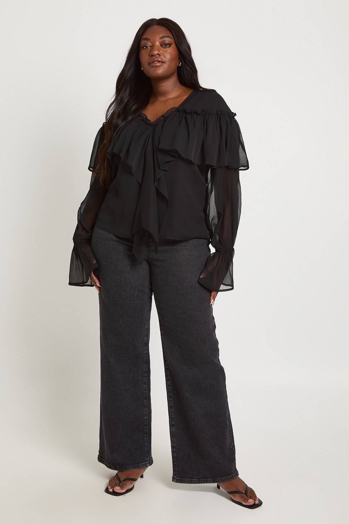 boohoo Blouse Grande Taille En Mousseline À Volants Sur Le Devant