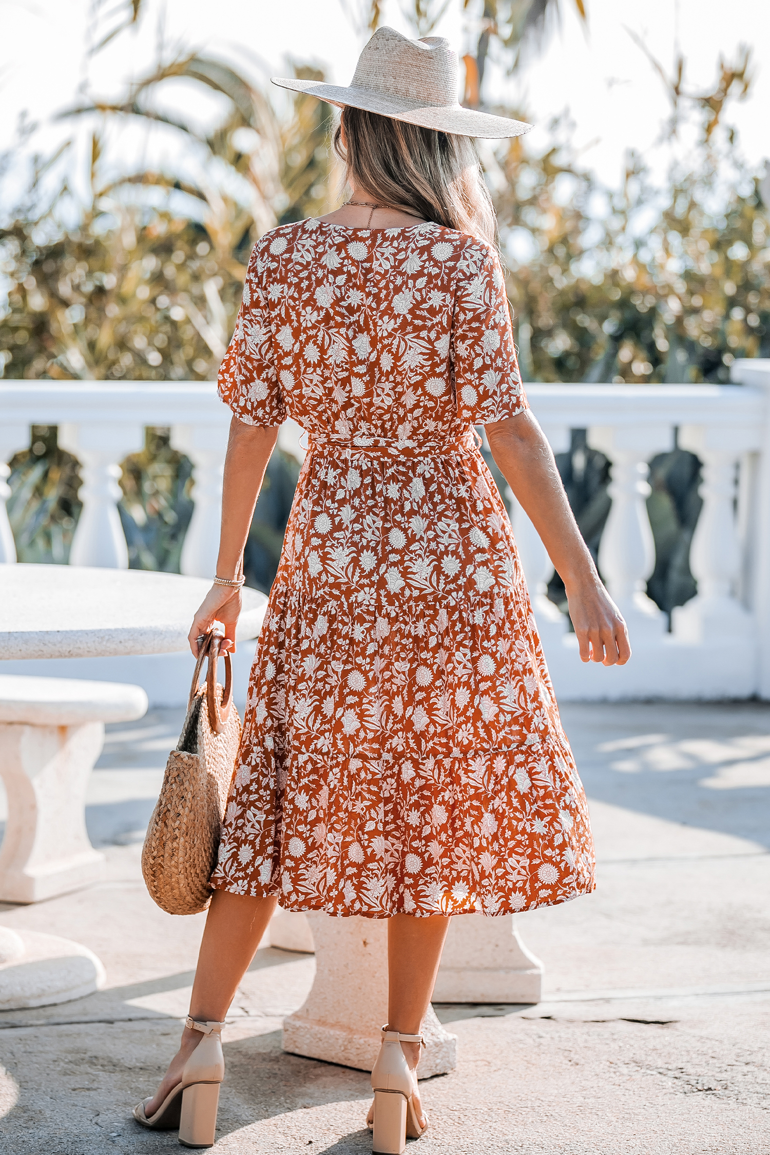Robe maxi avec taille à nouer et col surplis à fleurs rouge
