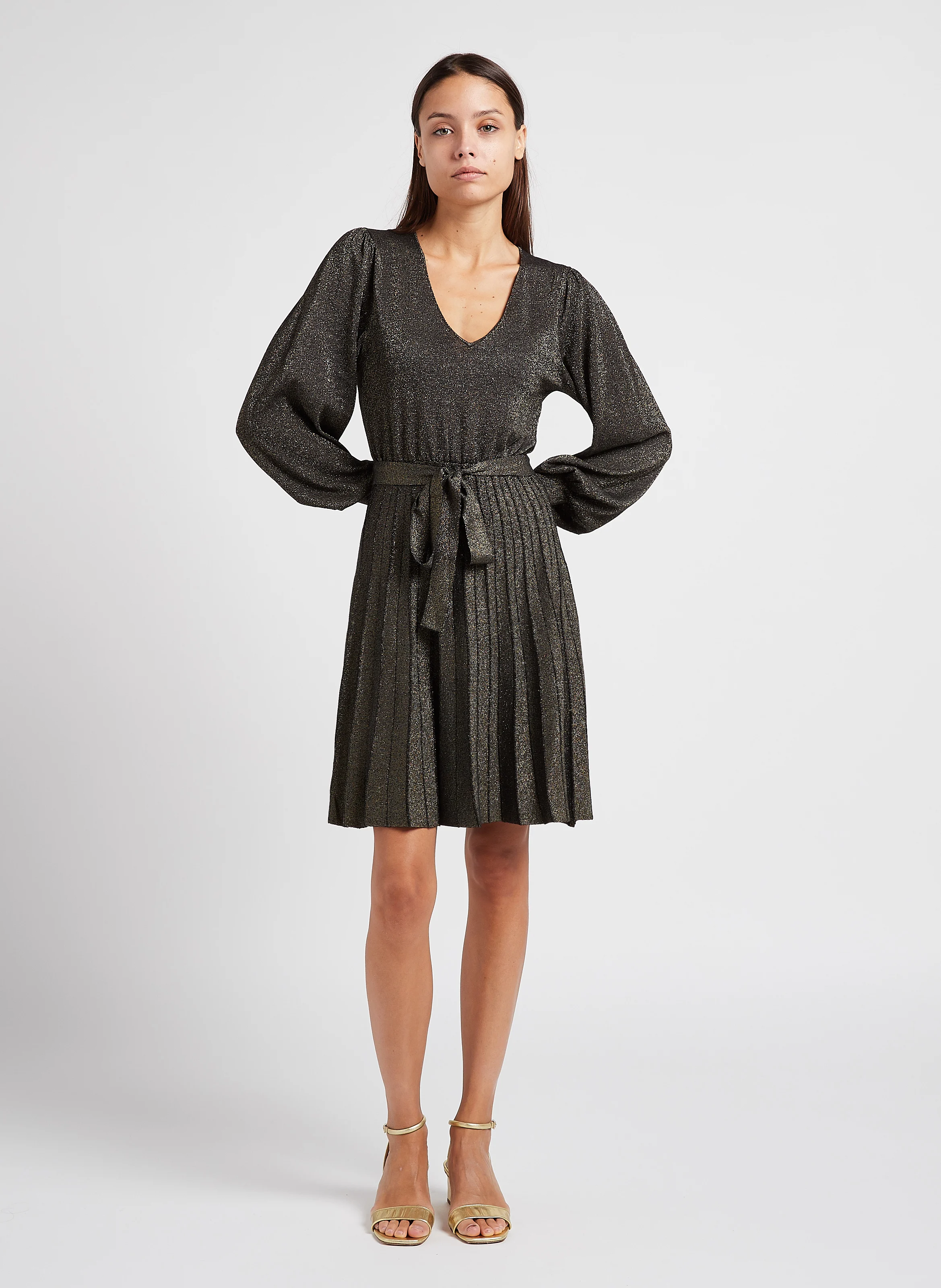 Robe courte ajustée encolure V| Noir