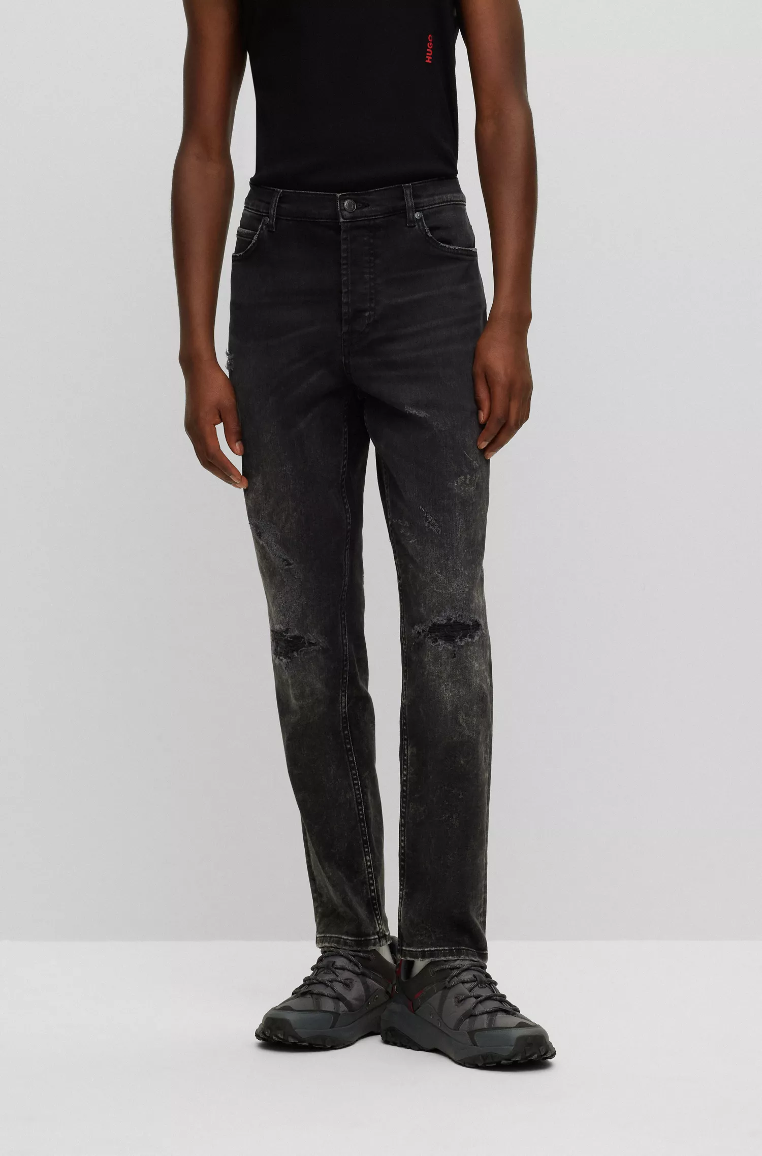 Calça jeans HUGO vermelha, corte afunilado, em denim preto com elasticidade confortável.
