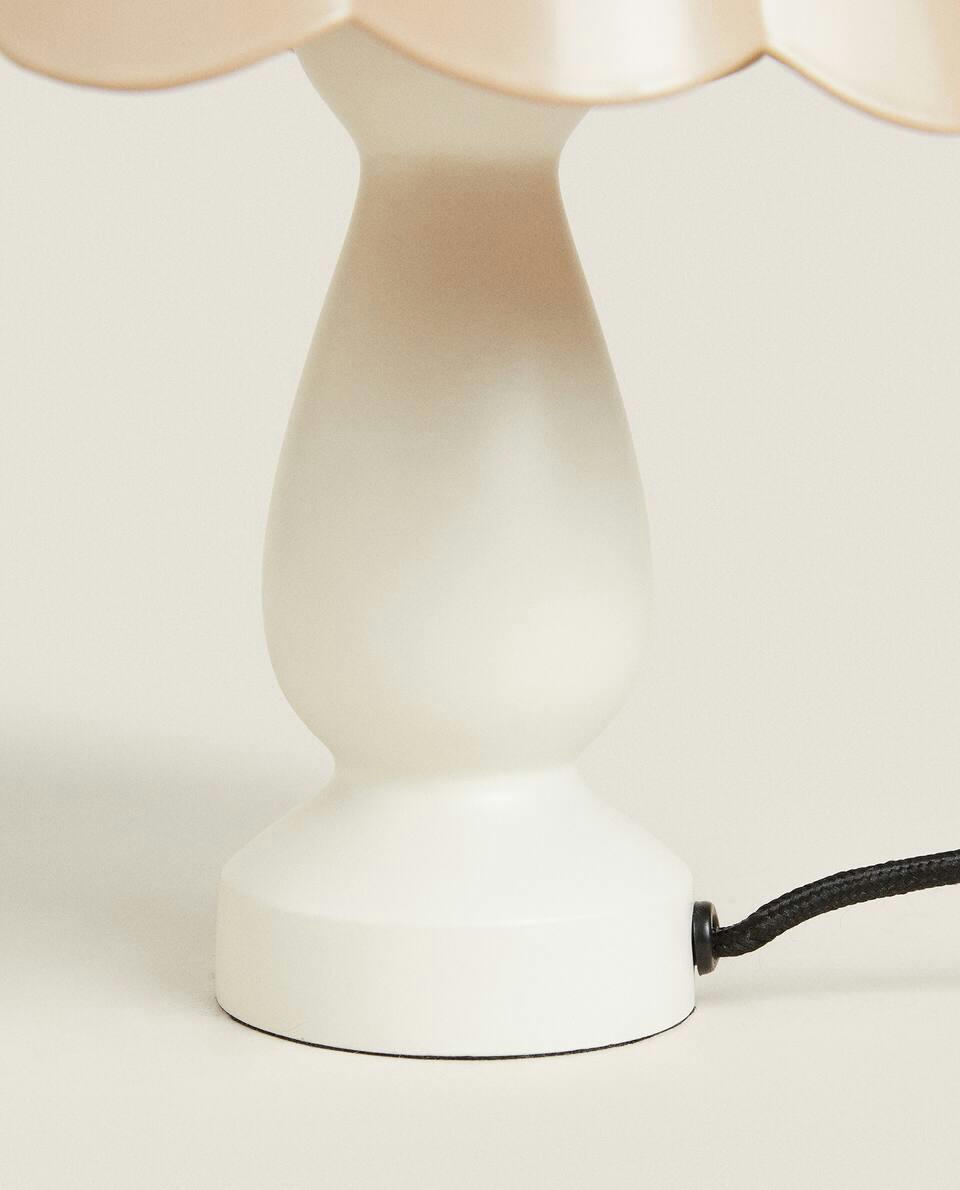 LUMINÁRIA DE METAL COM BORDADO ONDULADO