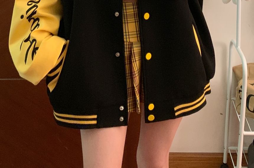 Kenning - Oversized enkelrijs baseballjack met geborduurde letters / Mini A-lijn rok met hoge taille en ruitmotief