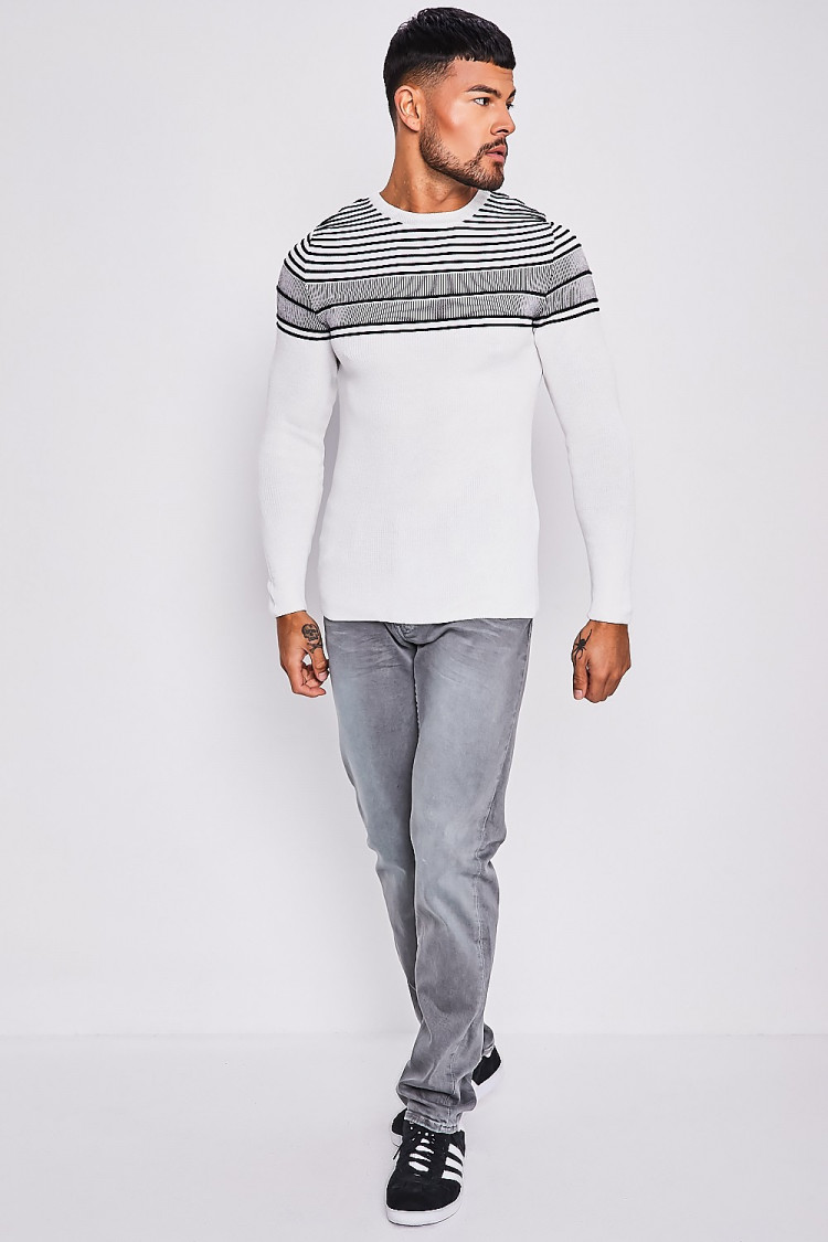 Pull en maille blanc à rayures noires en relief