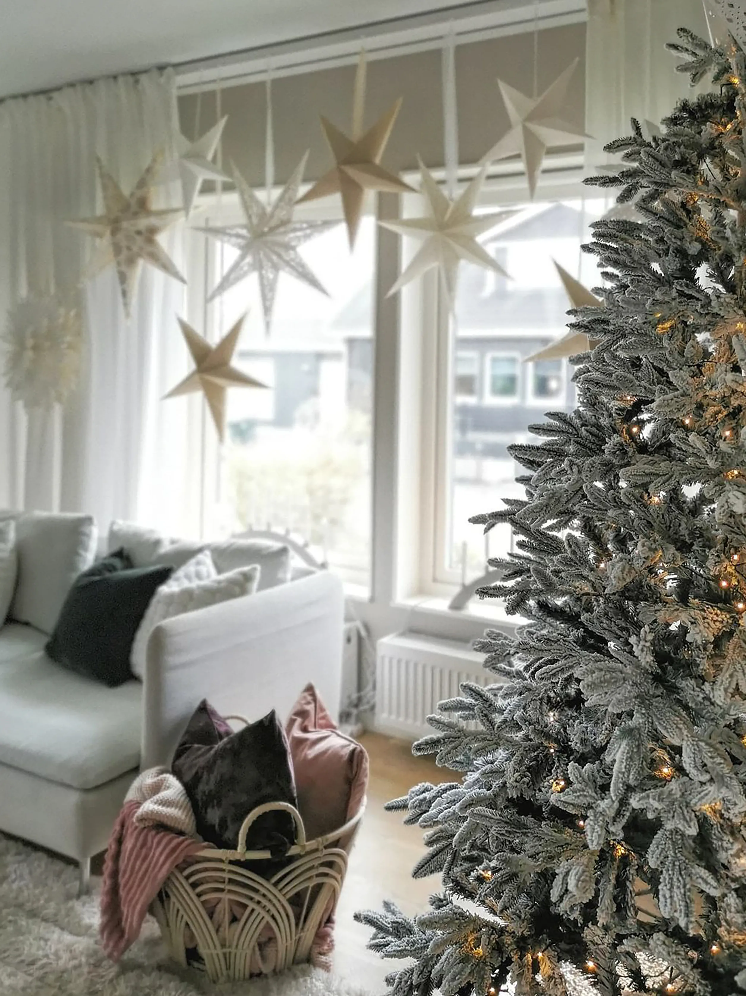 Besneeuwde kunstkerstboom BASSIE 210 cm Wit