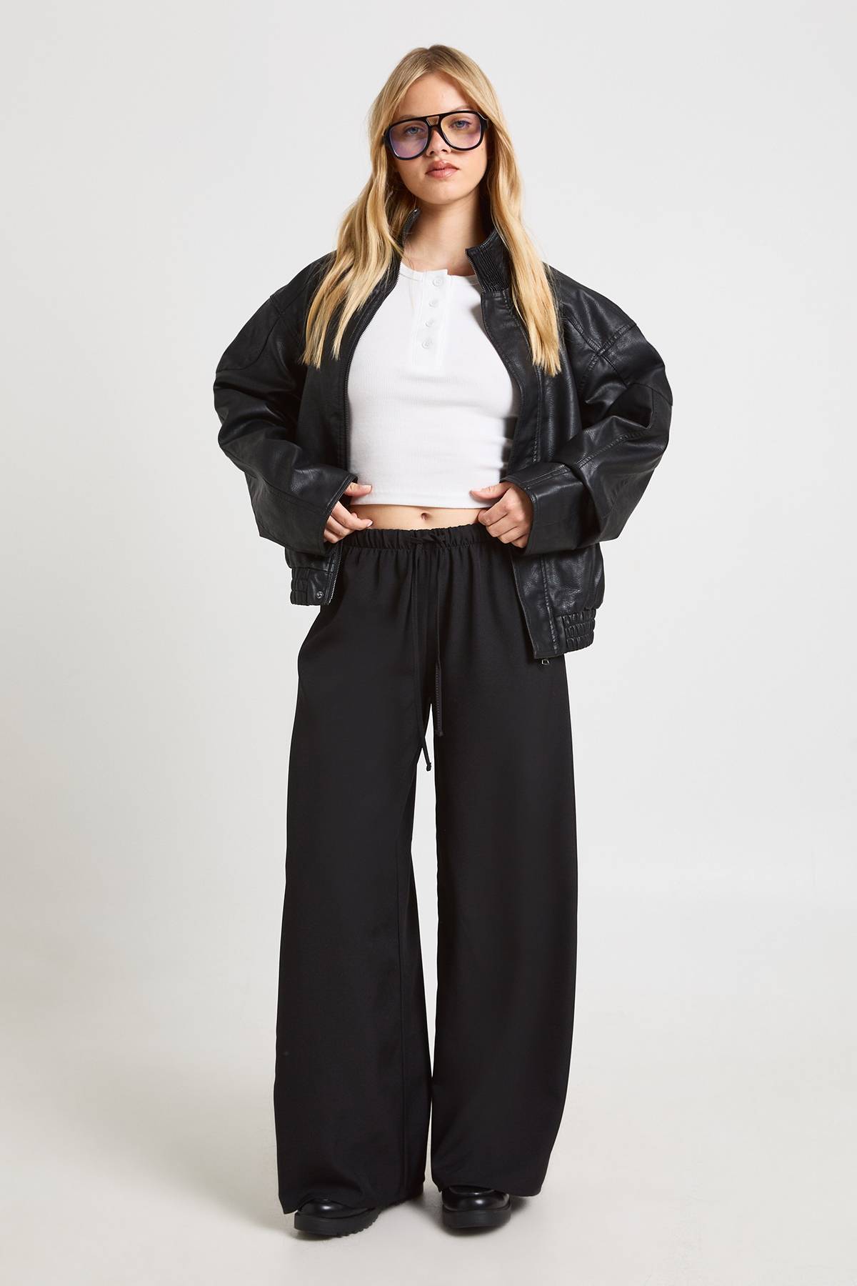 boohoo Pantalon Petite À Jambes Larges En Tissu Tissé Avec Taille Élastiquée Et Cordon De Serrage