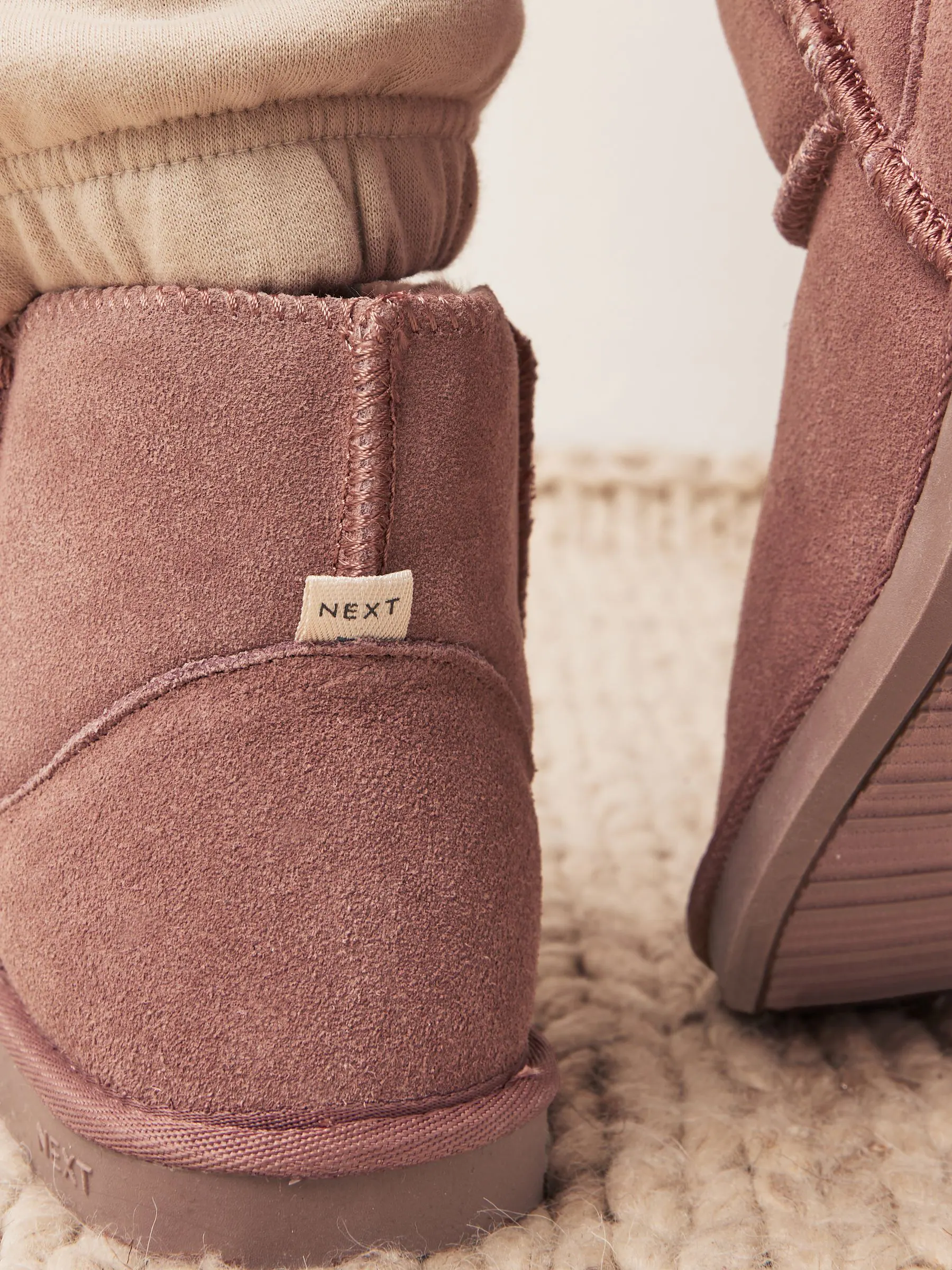 Mink roze - Suède pantoffellaarsjes met voering van imitatiebont