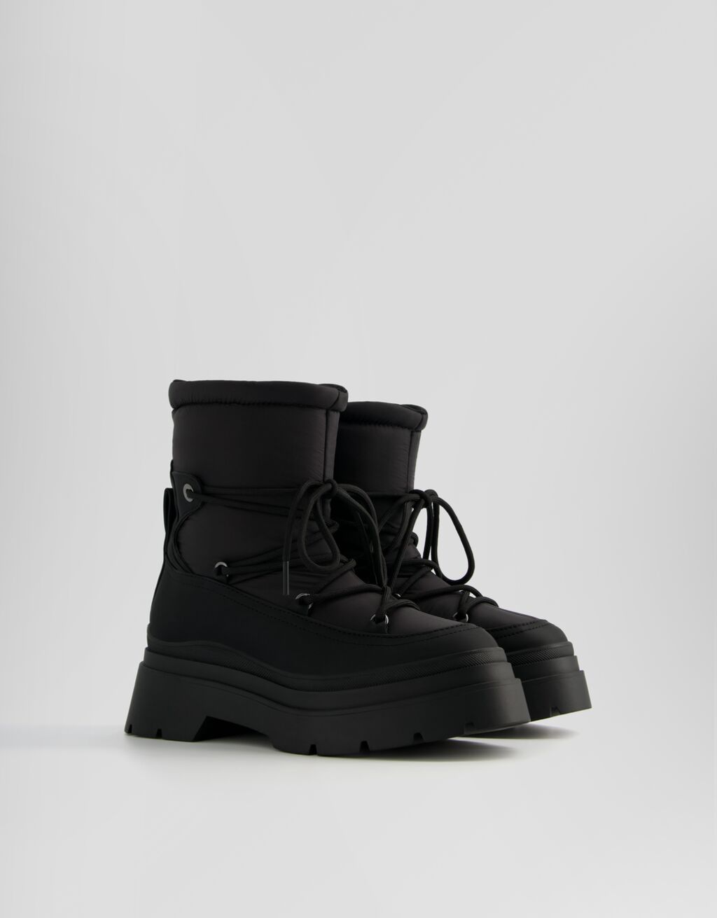 Botas de cano curto acolchoadas com detalhe de cadarço