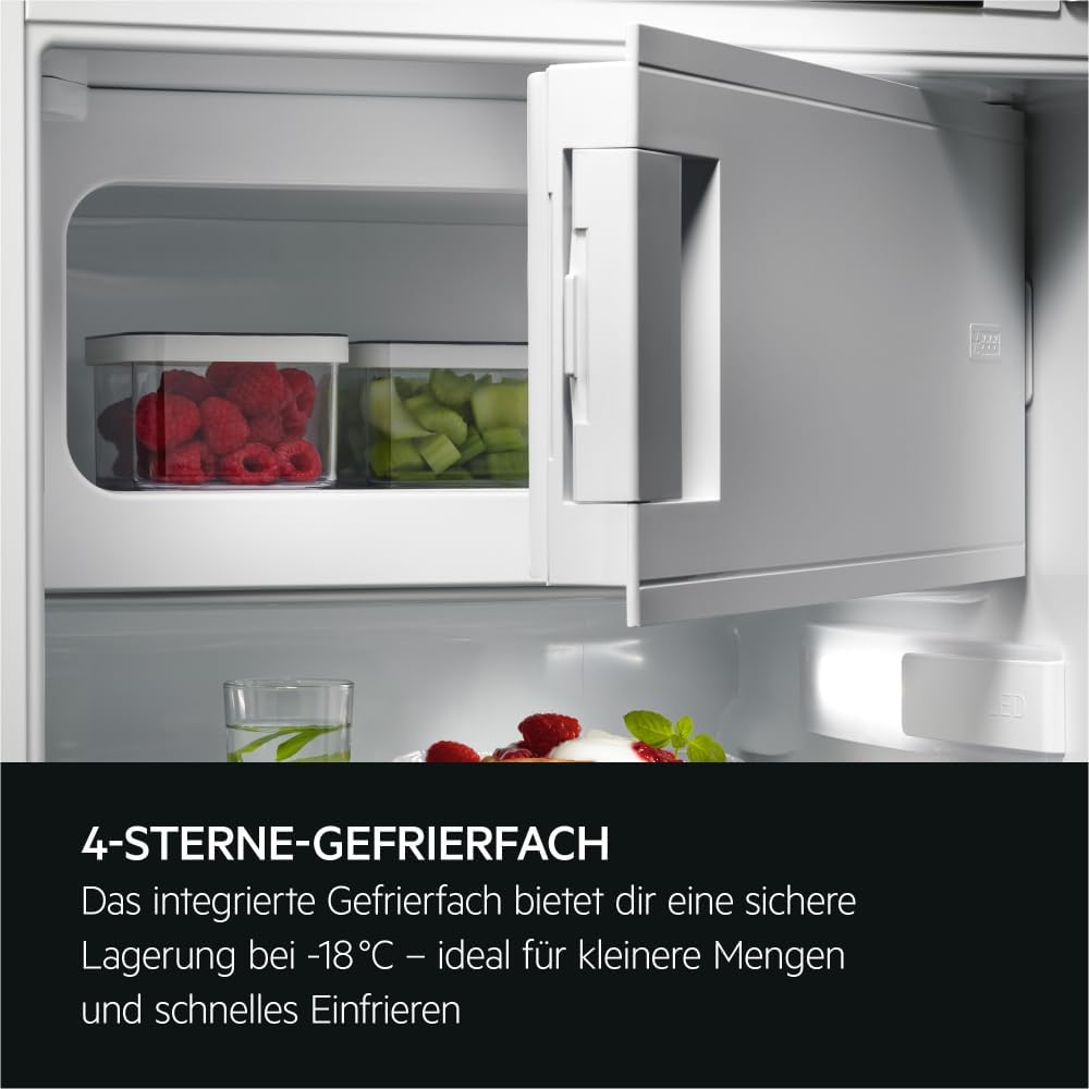 AEG Einbau-Kühlschrank 88cm mit 4-Sterne-Gefrierfach, Serie 5000 OptiSpace: 1x vielfach verstellbare & 1x teilbare Glasablage, großer Kühl- (104L) & Gefrierraum (14L), LCD-Display, Festtür, TSF5O88WDF