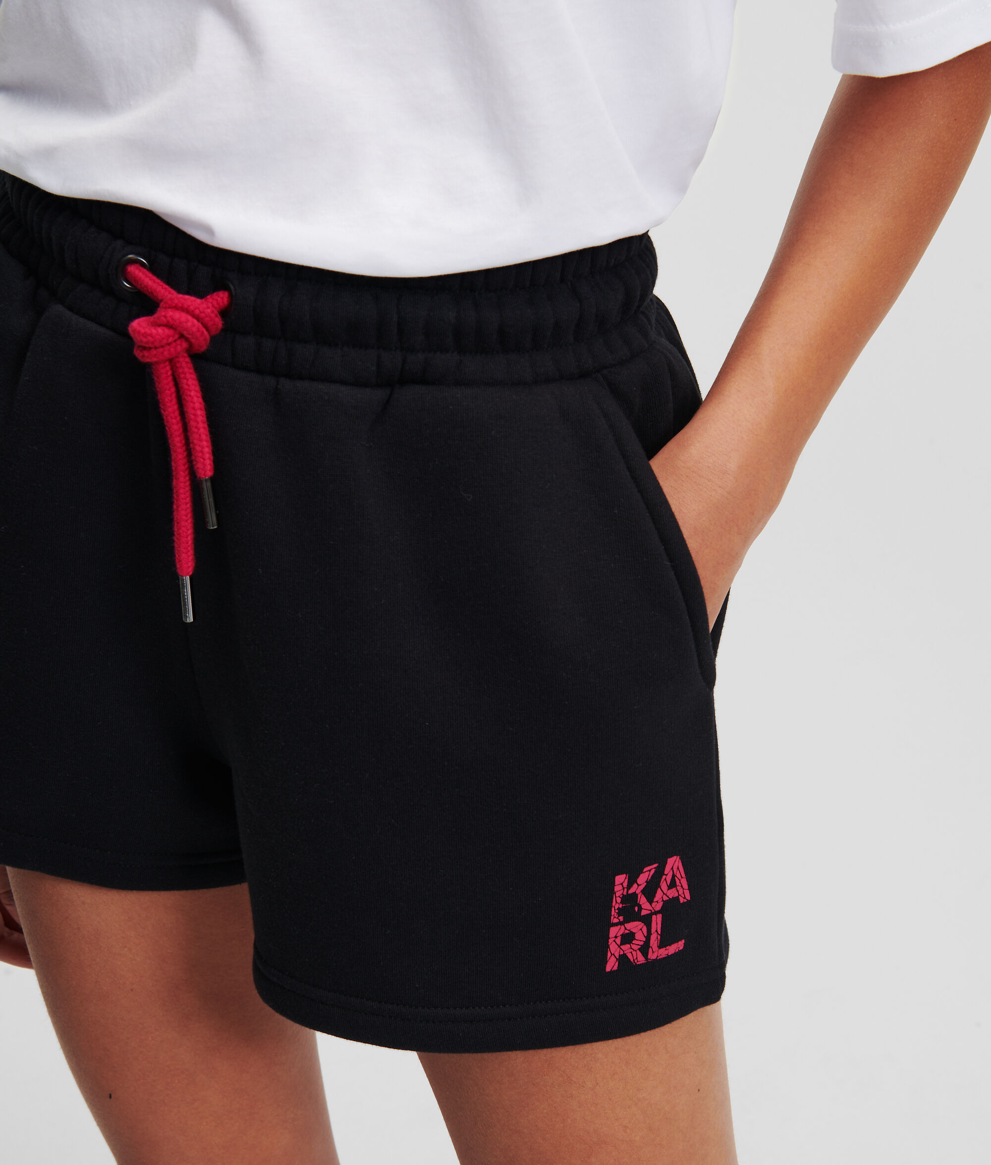 SHORT ATHLEISURE AVEC LOGO KARL