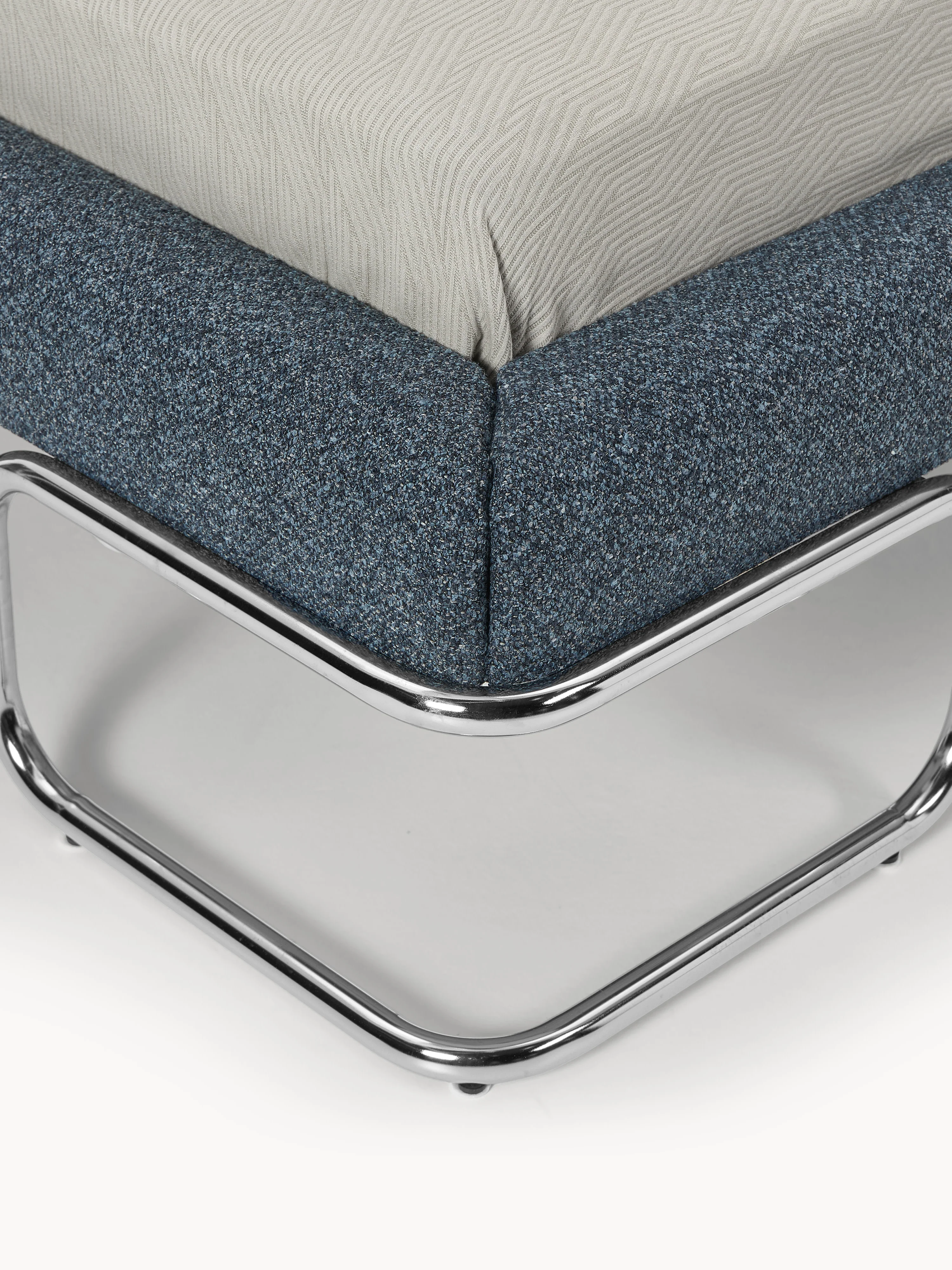 Bouclé gestoffeerd bed Olina met metalen poten