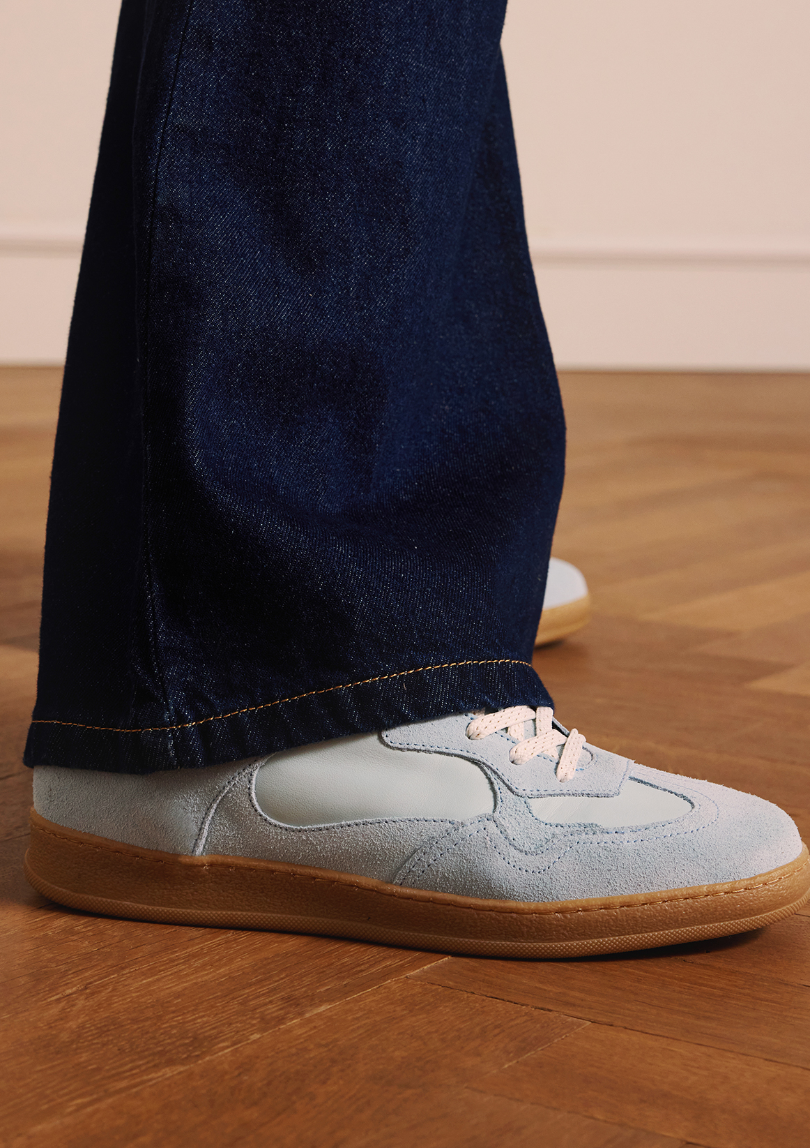 Lichtblauwe suède sneakers