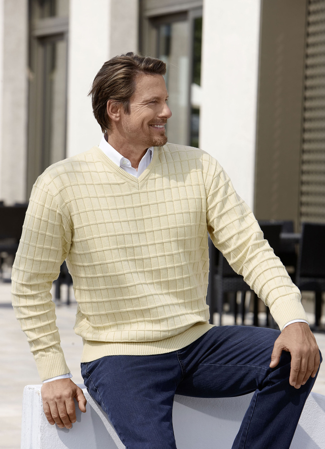 Legerer V-Pullover mit Strukturdessin in 3 Farben