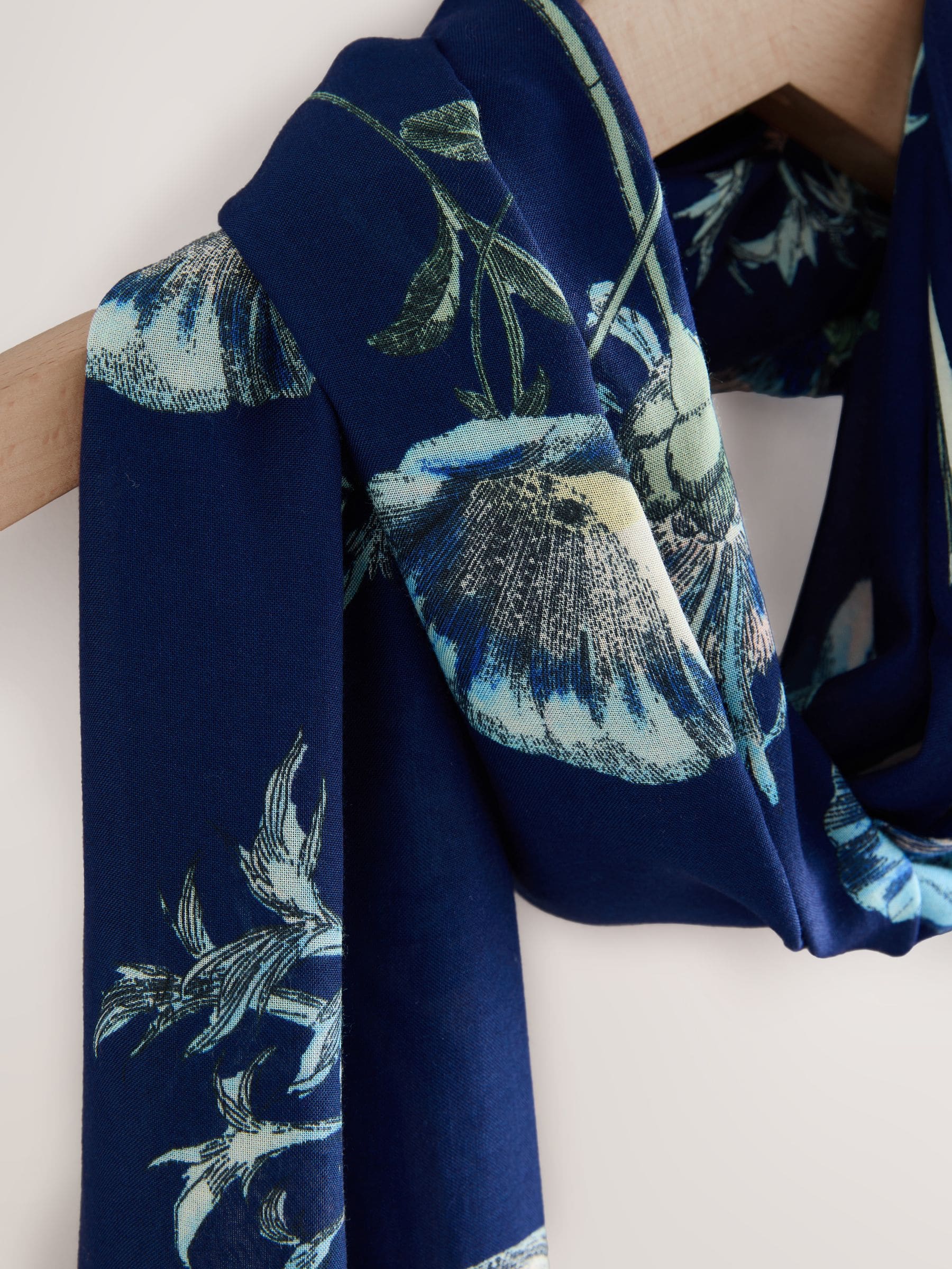 Marineblauwe bloemenprint - Print Kew Collection Lightweight Scarf