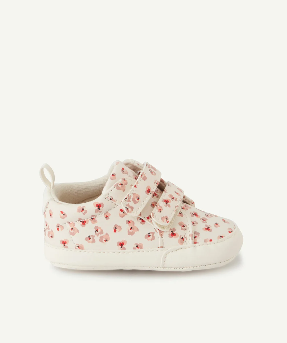 CHAUSSONS STYLE BASKET BÉBÉ FILLE AVEC IMPRIMÉ FLEURI