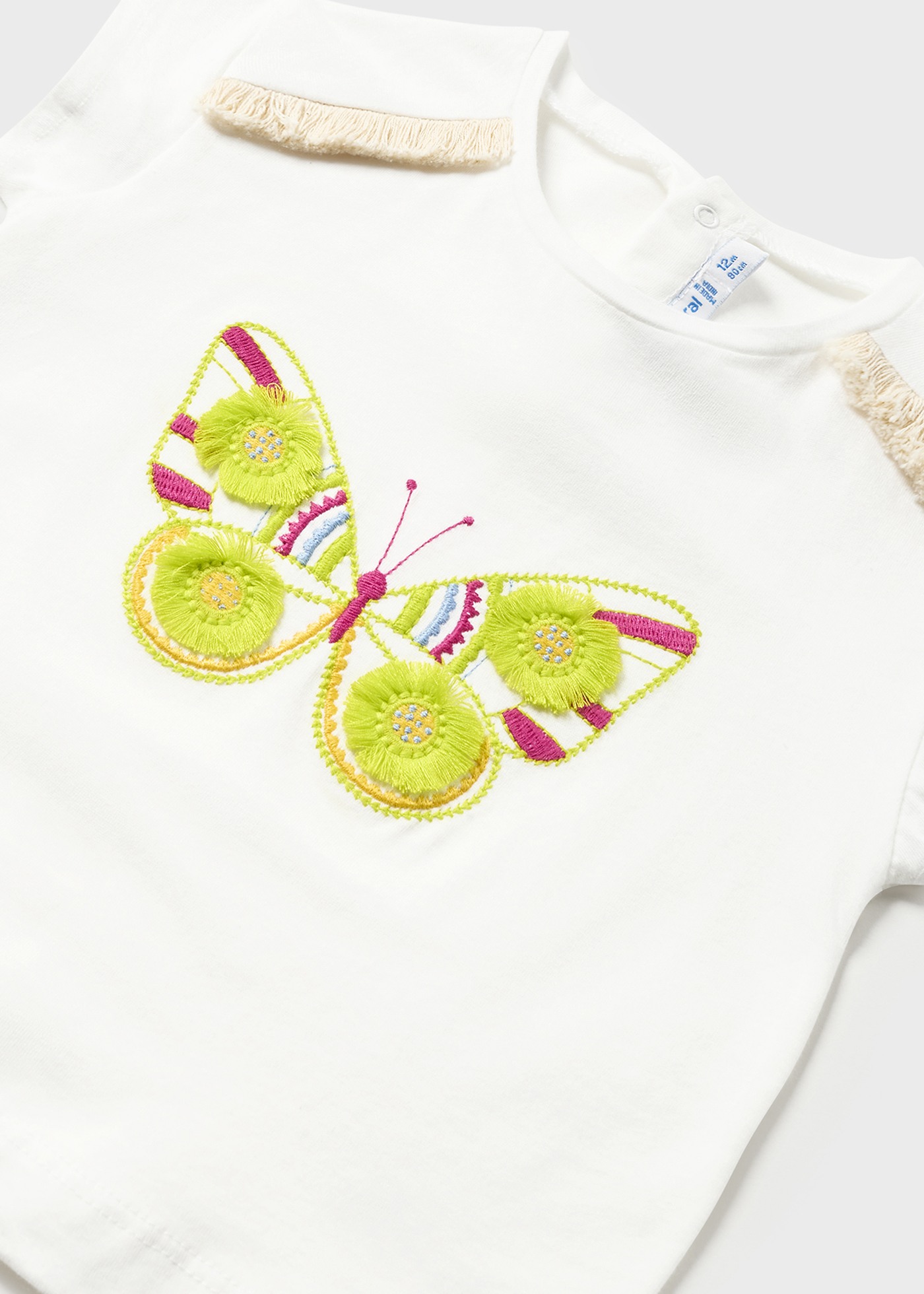 Camiseta infantil com bordado em algodão sustentável.