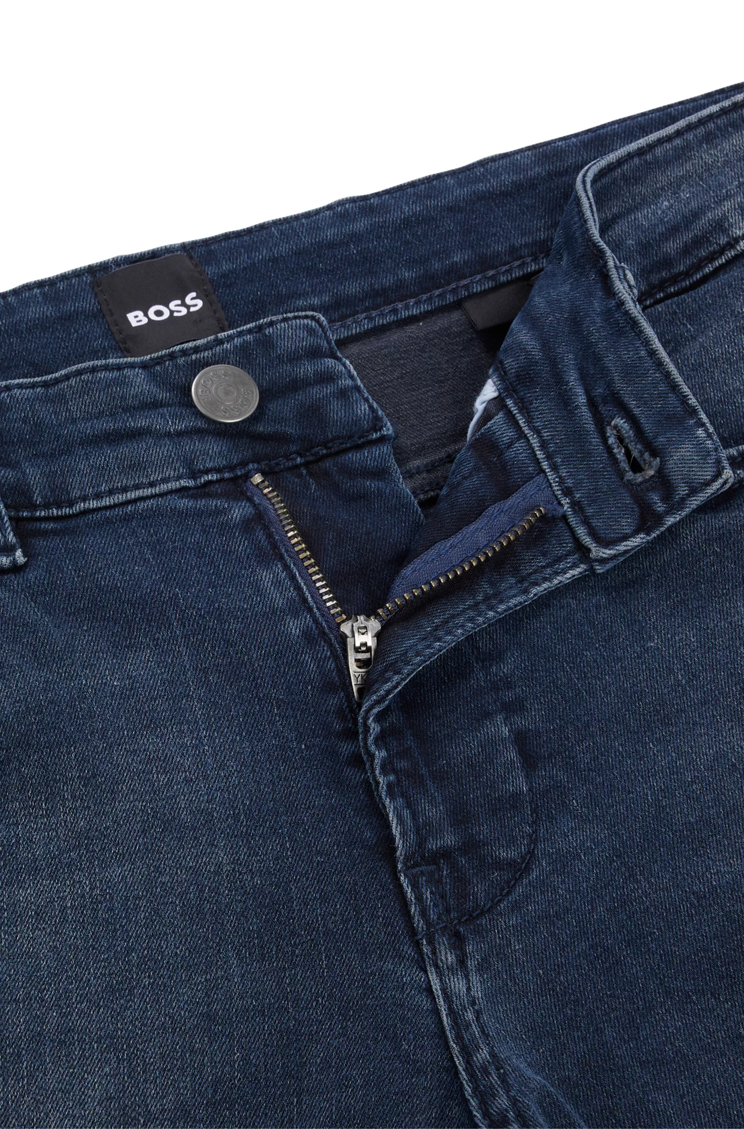 Calça jeans BOSS preta, corte slim, em denim super elástico tingido de azul.