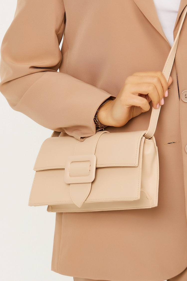Sac à main beige à boucle ceinture