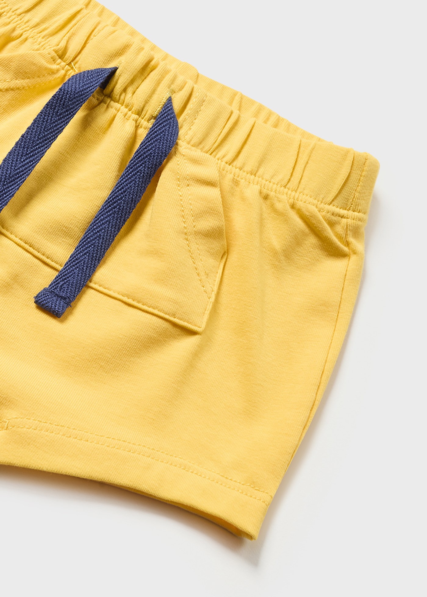 Conjunto de 4 peças em algodão sustentável para recém-nascidos.