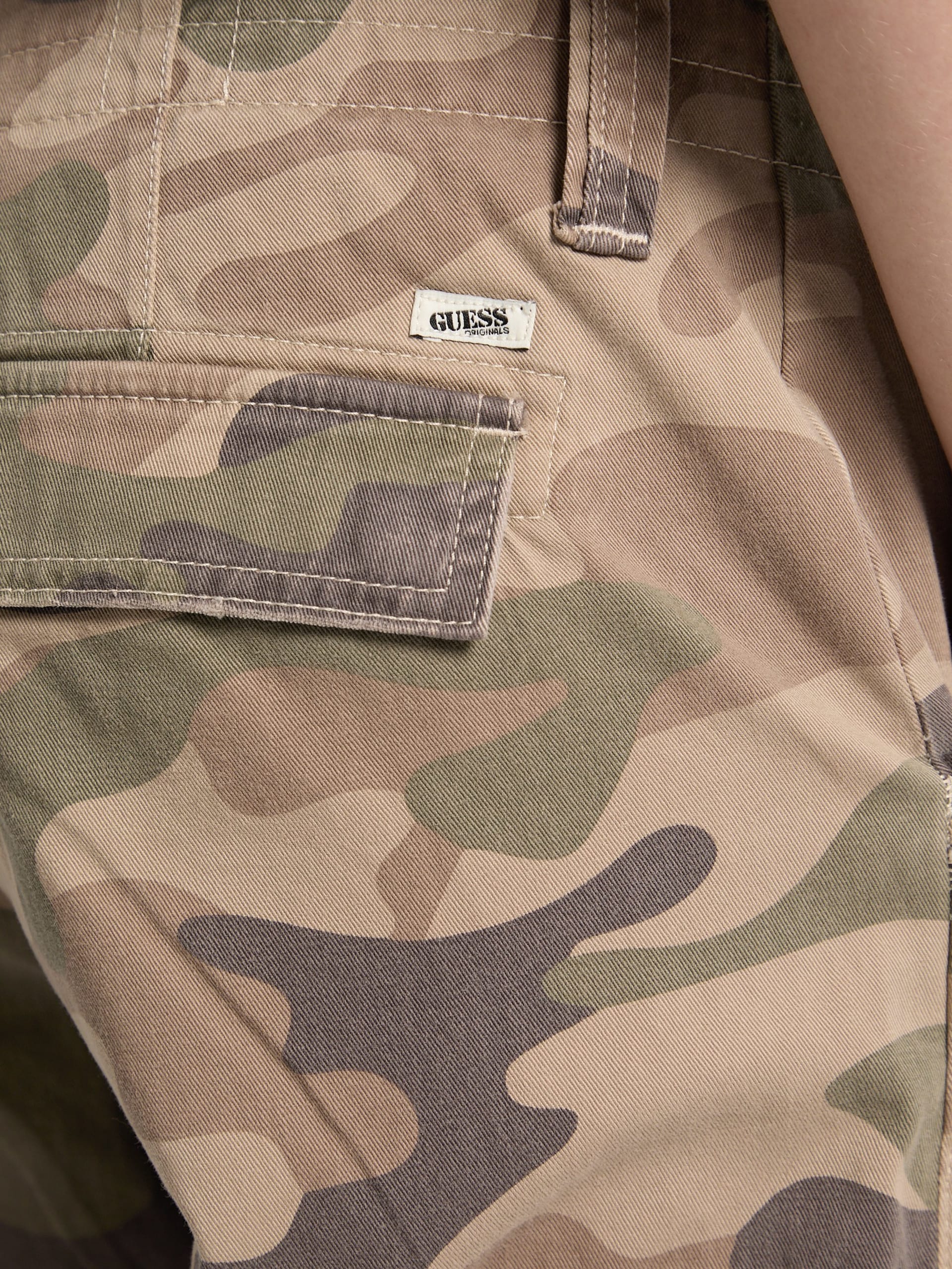 Calça Cargo Camuflada Eco GUESS Originals em Sarja