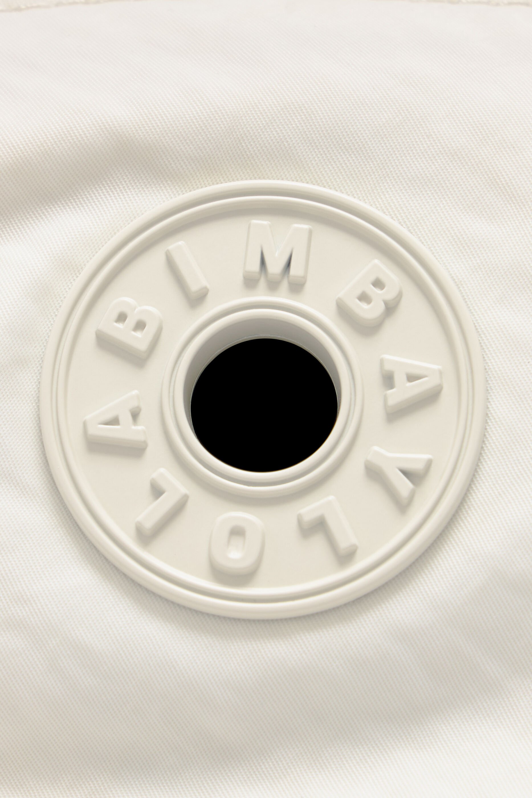 Bolsa de ombro pequena em nylon com detalhes em pedraria.