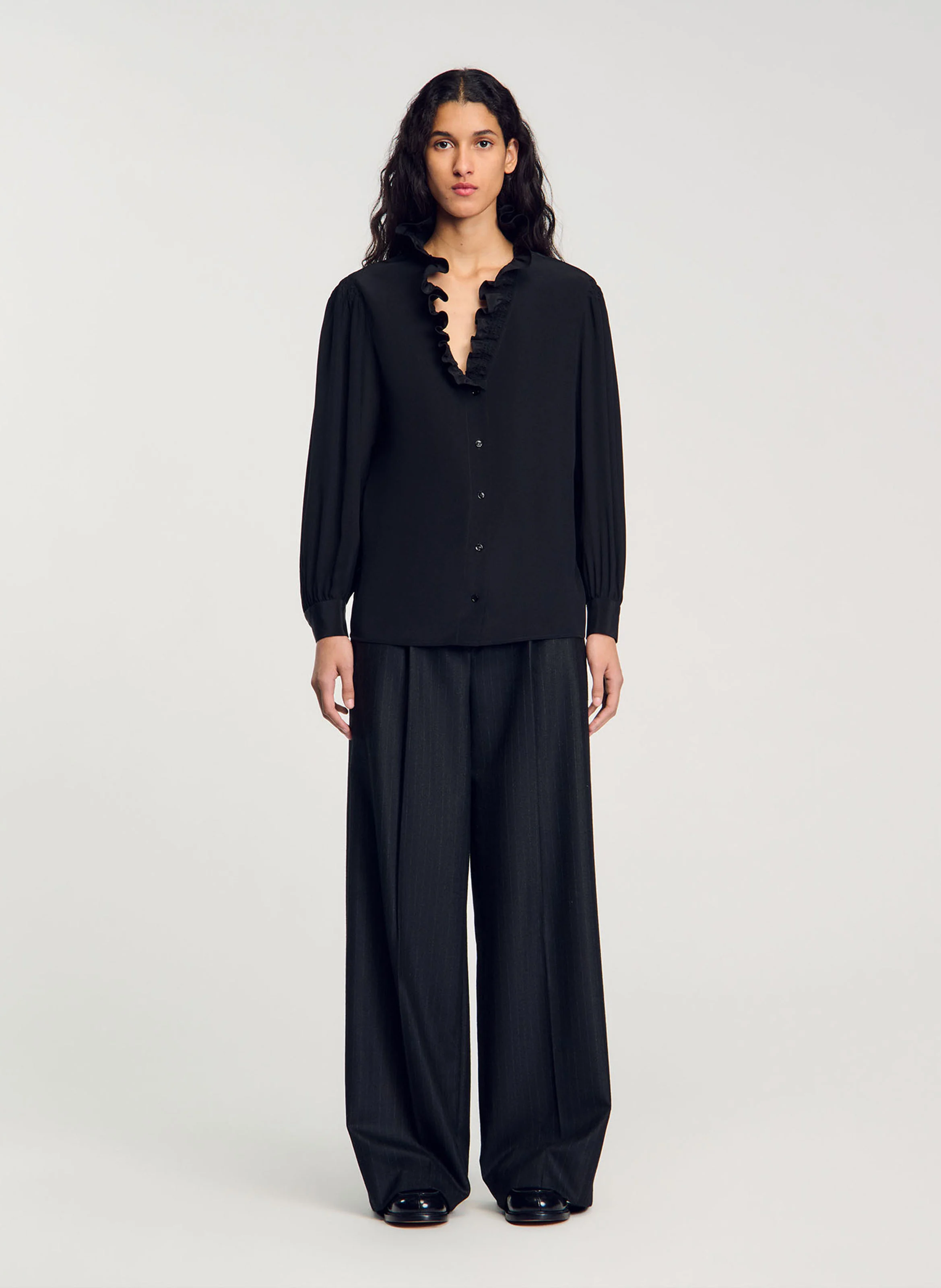 Chemise droite col V en soie | Noir