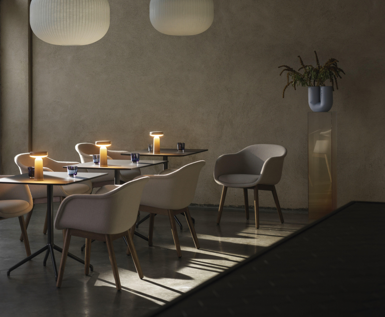Muuto Fiber Conference stoel eiken onderstel donker Hallingdal 133