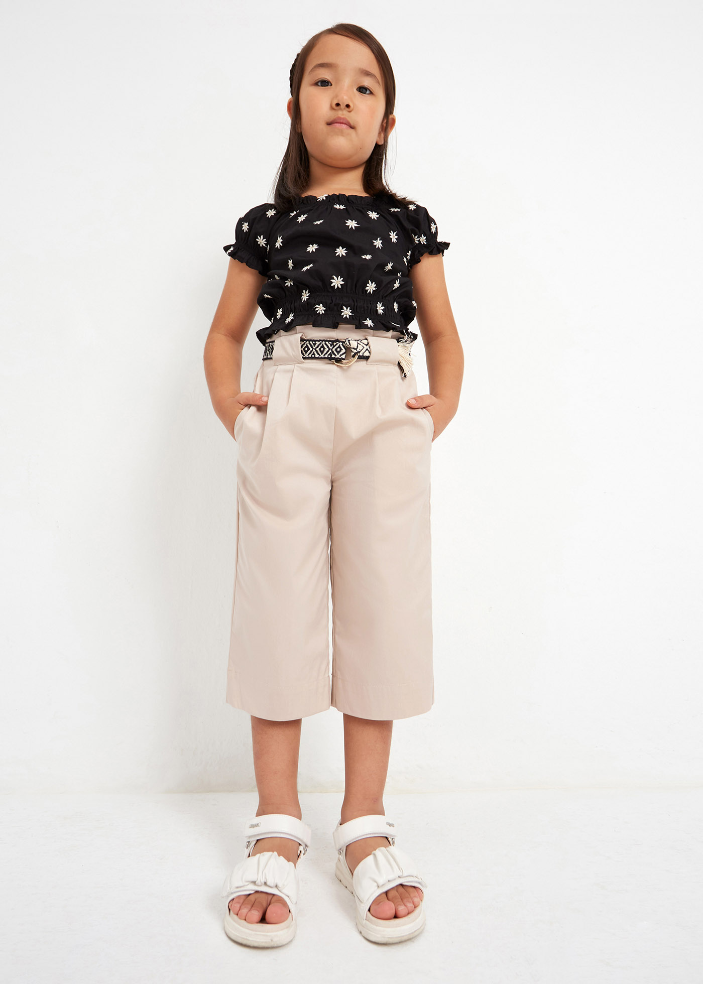 Calças cropped com cinto para meninas