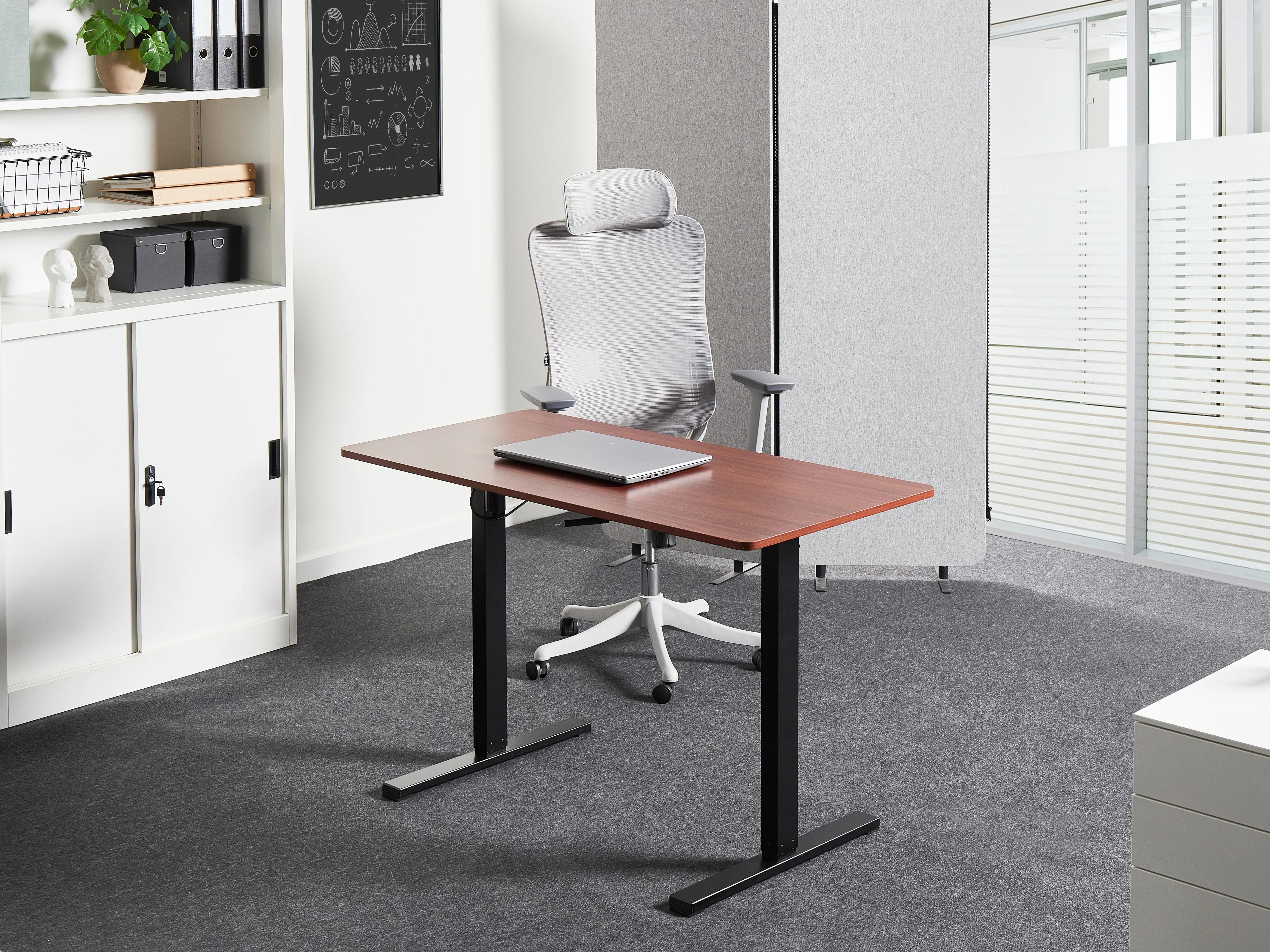 Elektrisch verstelbaar sta-bureau TAVARES Bruin/zwart 120 cm 60 cm