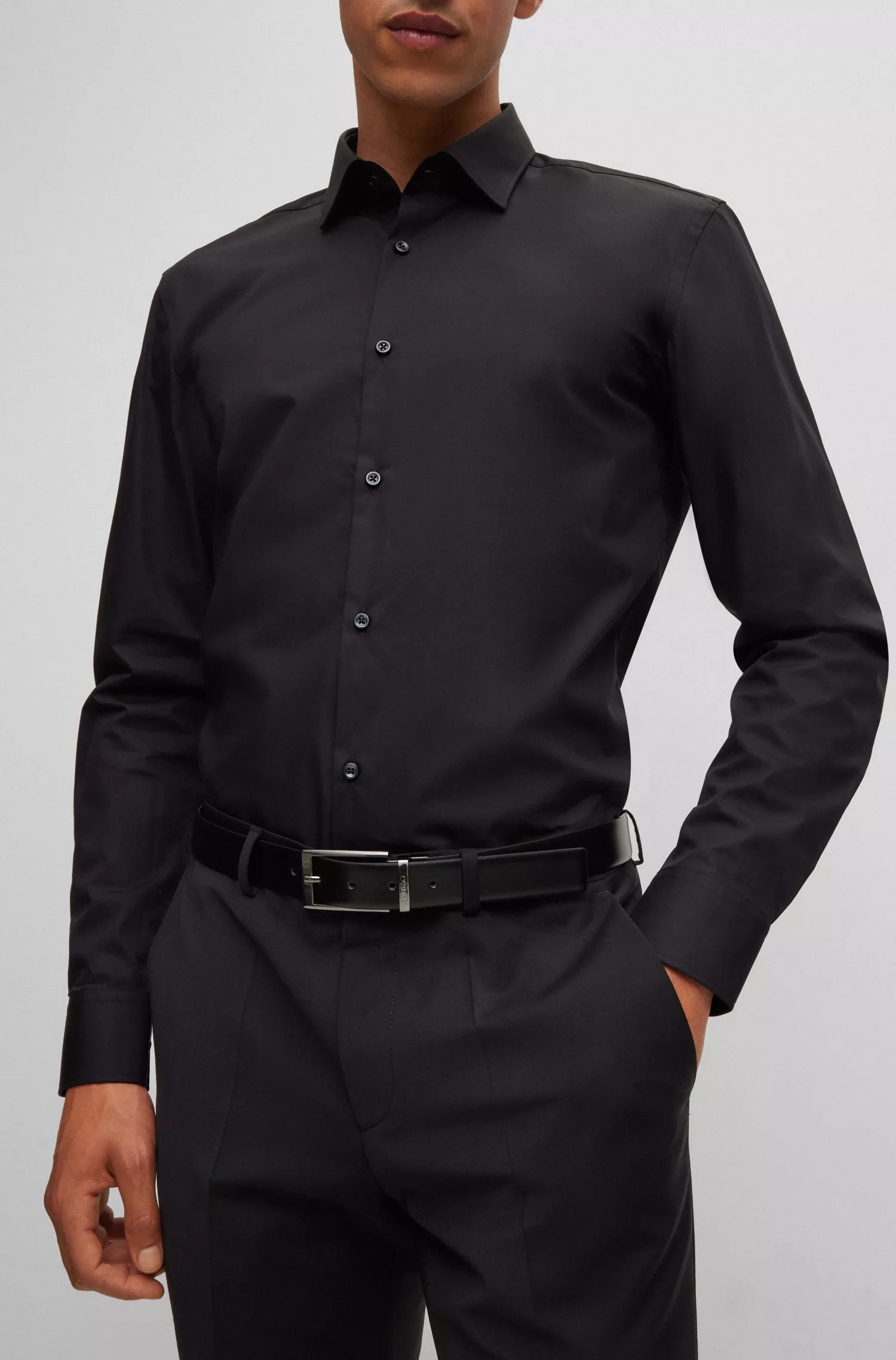 Cinto HUGO vermelho reversível em couro com passador de marca.