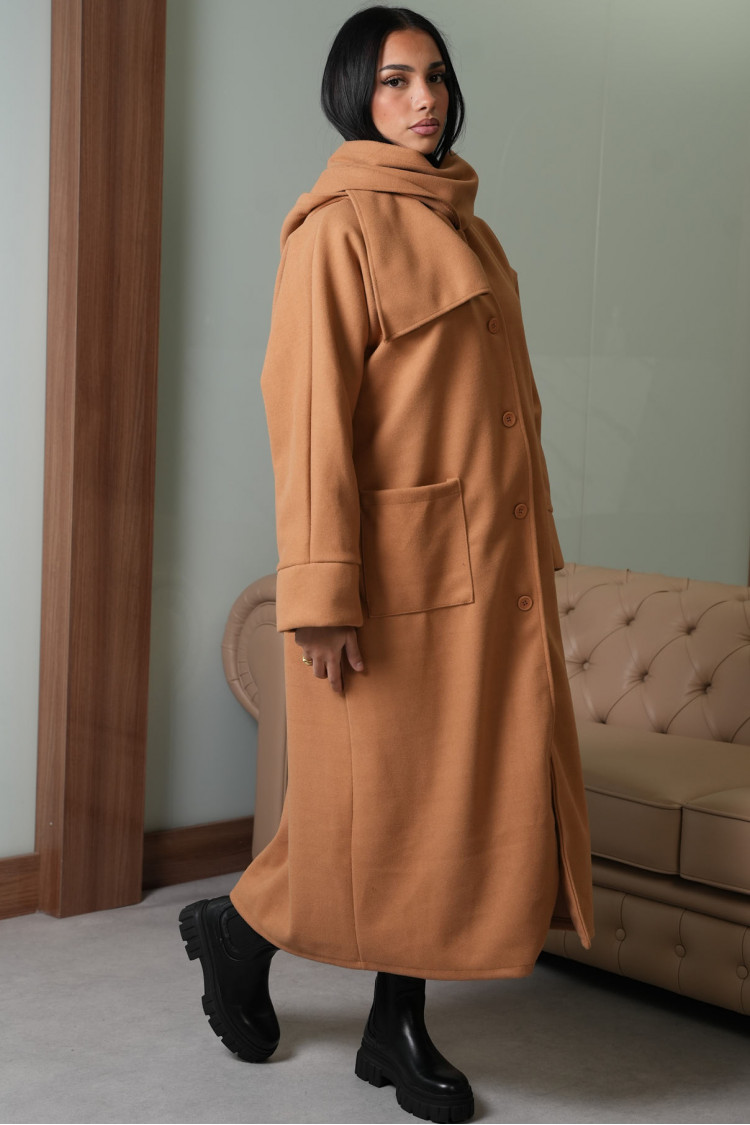 Manteau marron à capuche avec écharpe intégré