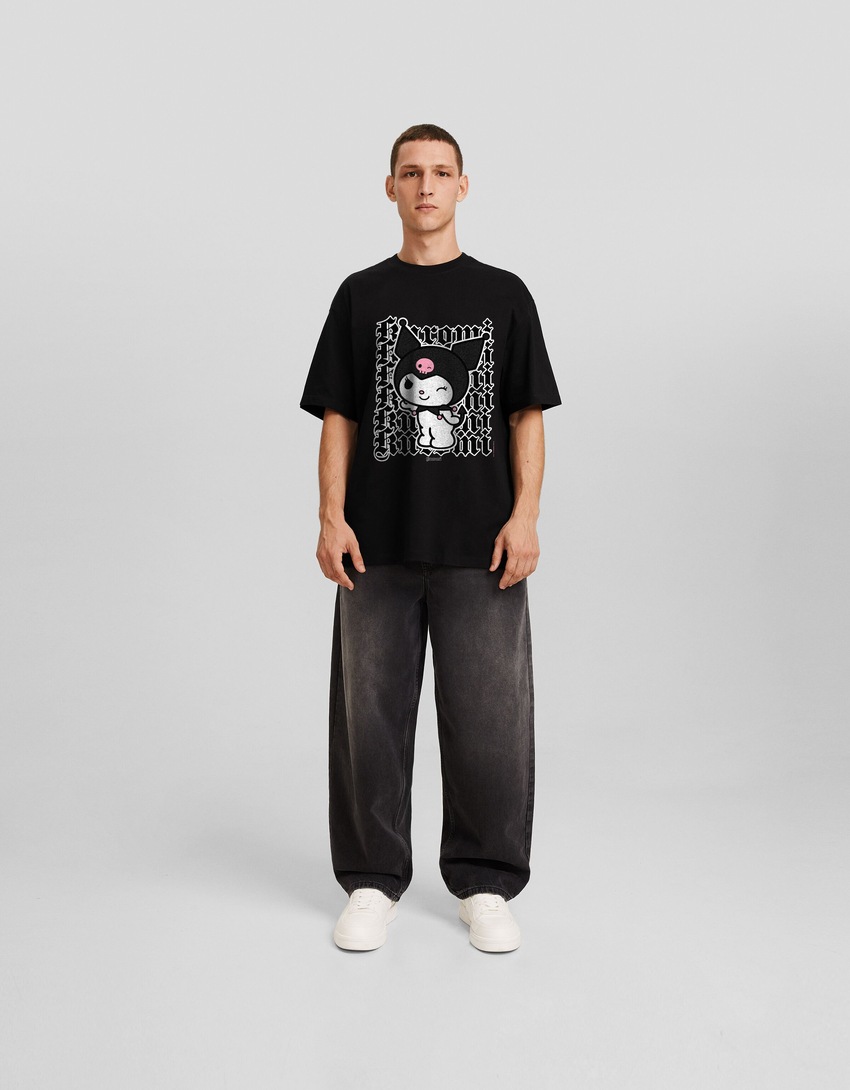 Camiseta de manga curta com estampa Kuromi e modelagem quadrada.