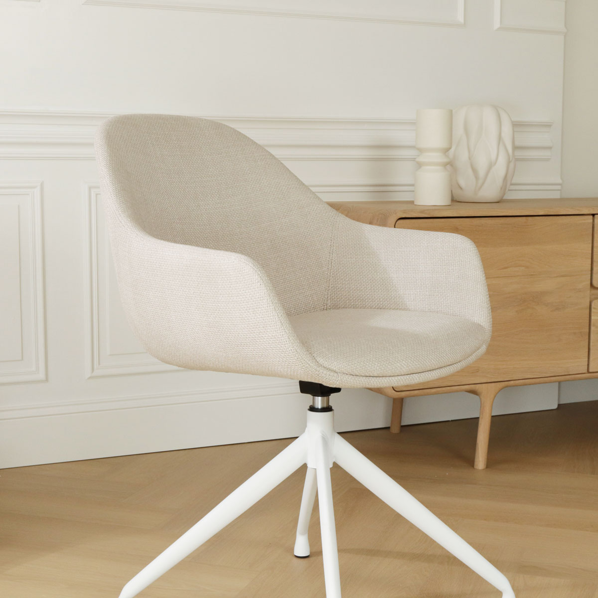 Eetkamerstoel Nola-Mae beige draaibaar - wit onderstel