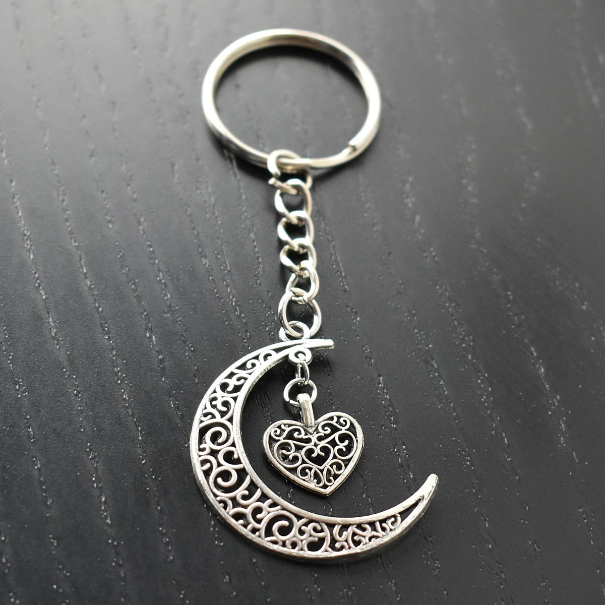 Porte-clés lune et coeur ciselé argenté