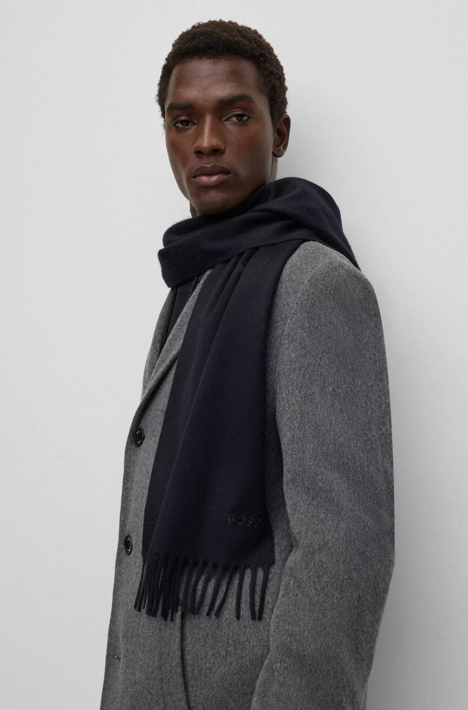 Cachecol BOSS preto com franjas, em puro cashmere italiano com logotipo bordado.