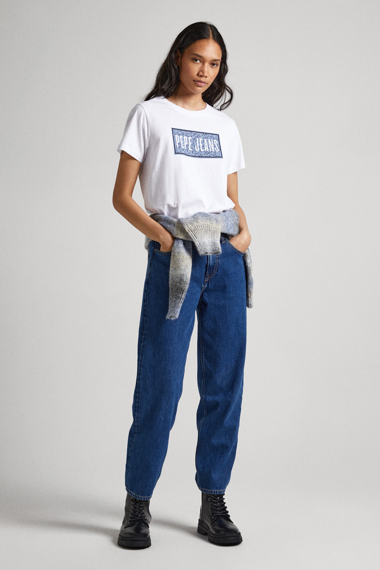 Camiseta com estampa de logotipo