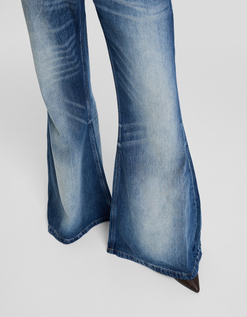 Calça jeans flare de cintura baixa dos anos 90