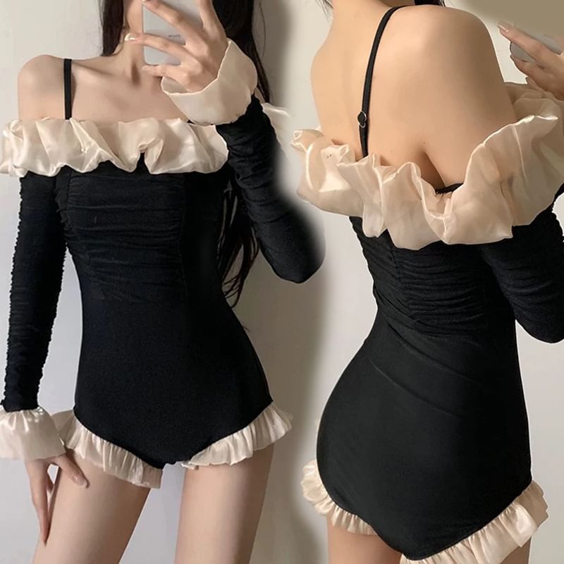 Seneliel - Badpak met lange mouwen en off-shoulder contrasterende rand