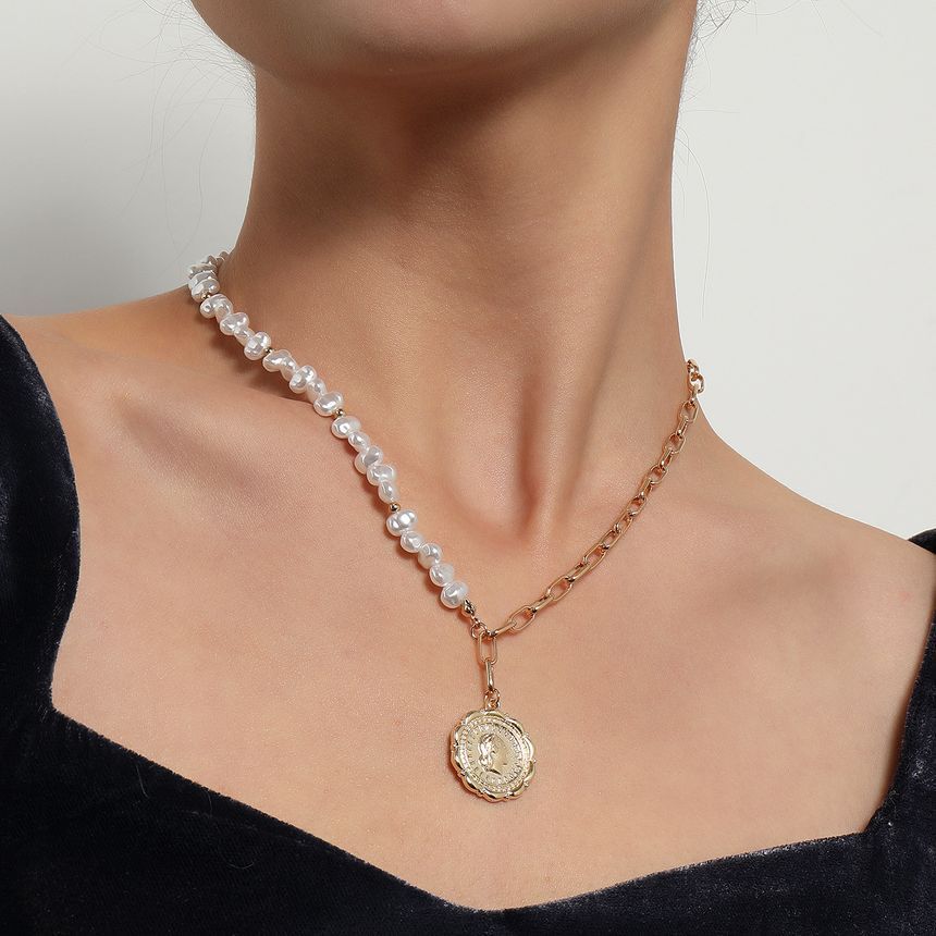 Parskletie - Ketting met reliëfschijfhanger en imitatieparel