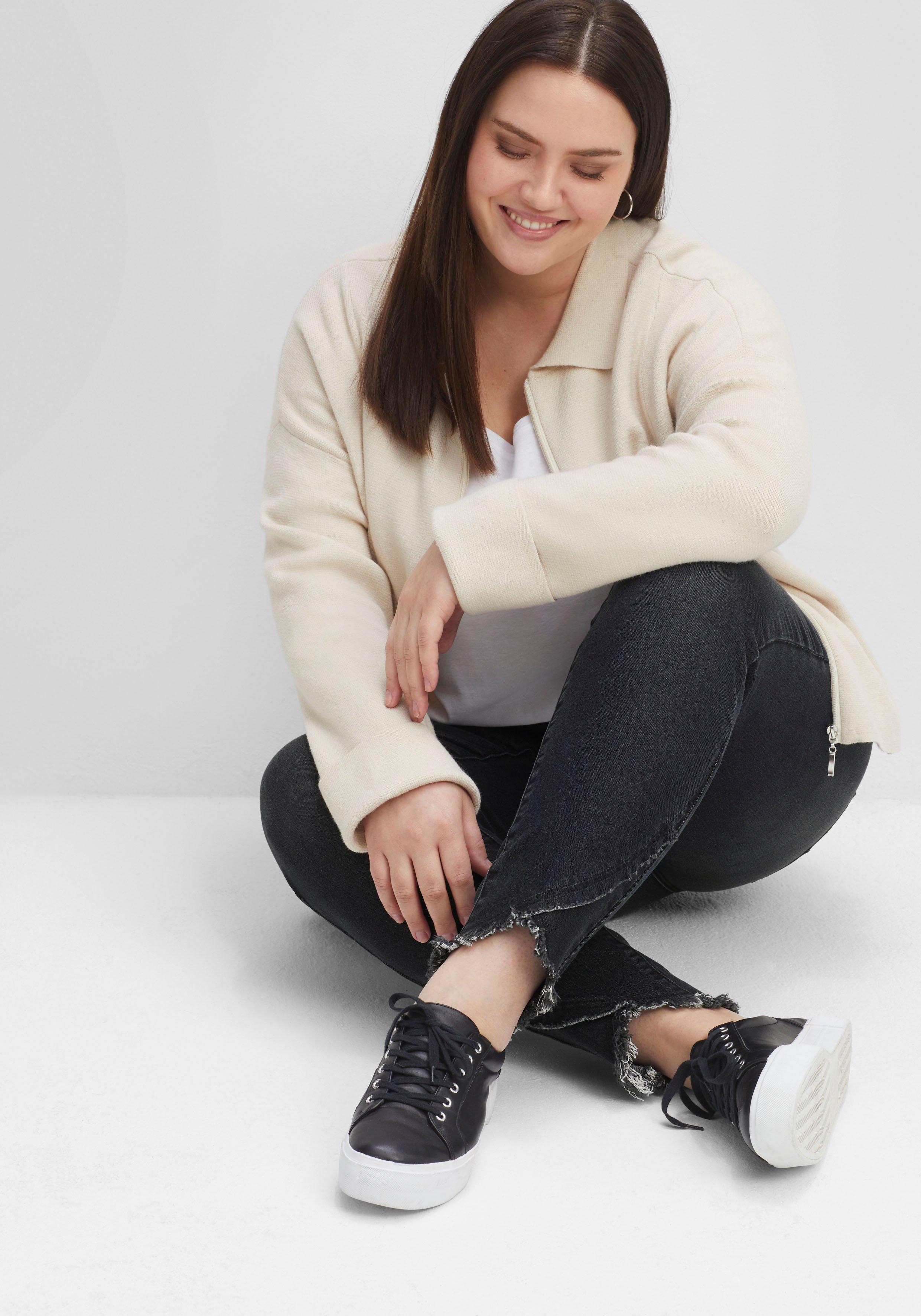 Schmale Jeans mit Gummibund und Fransensaum